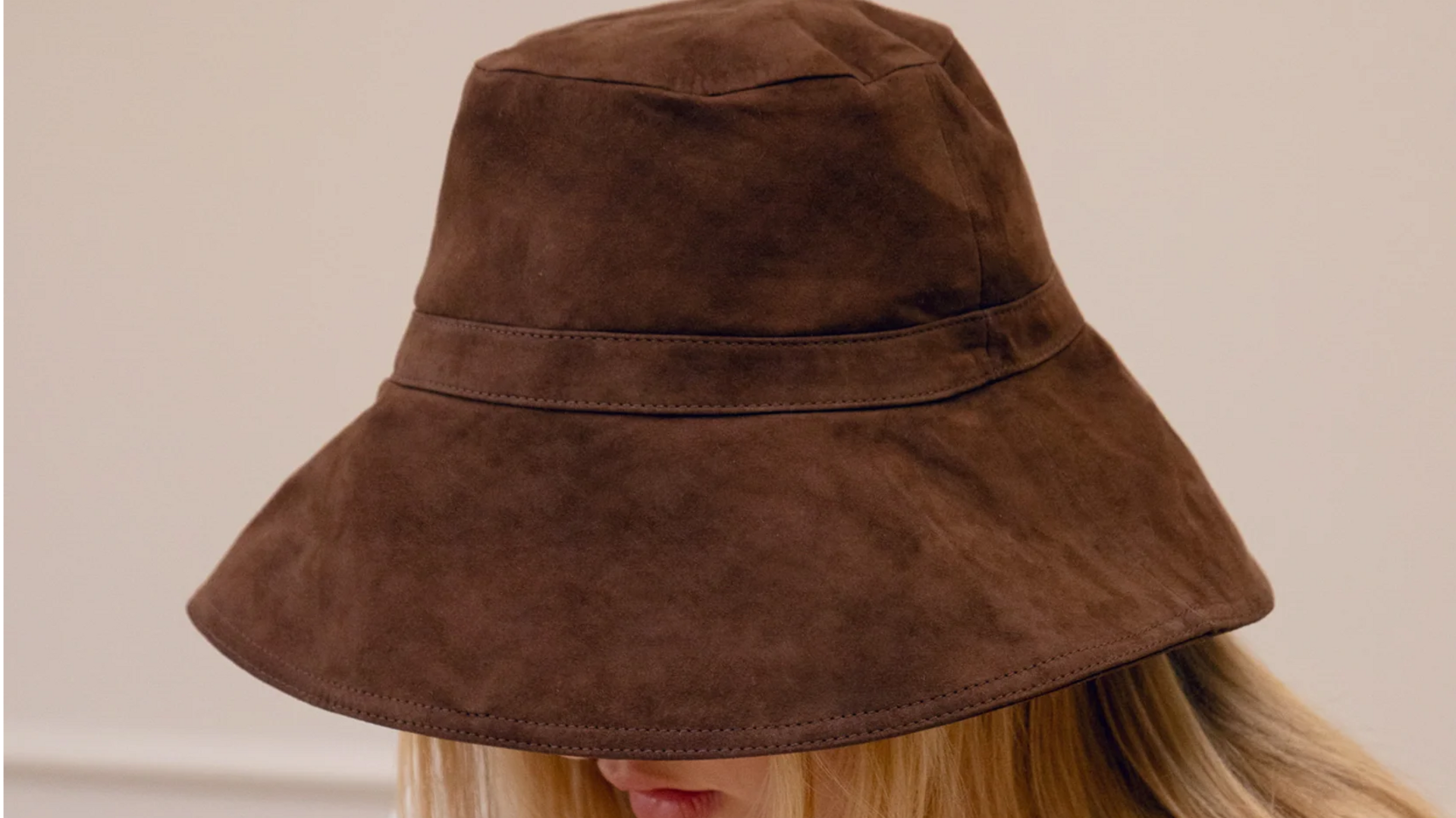 Lima gaya bucket hat suede untuk musim dingin India