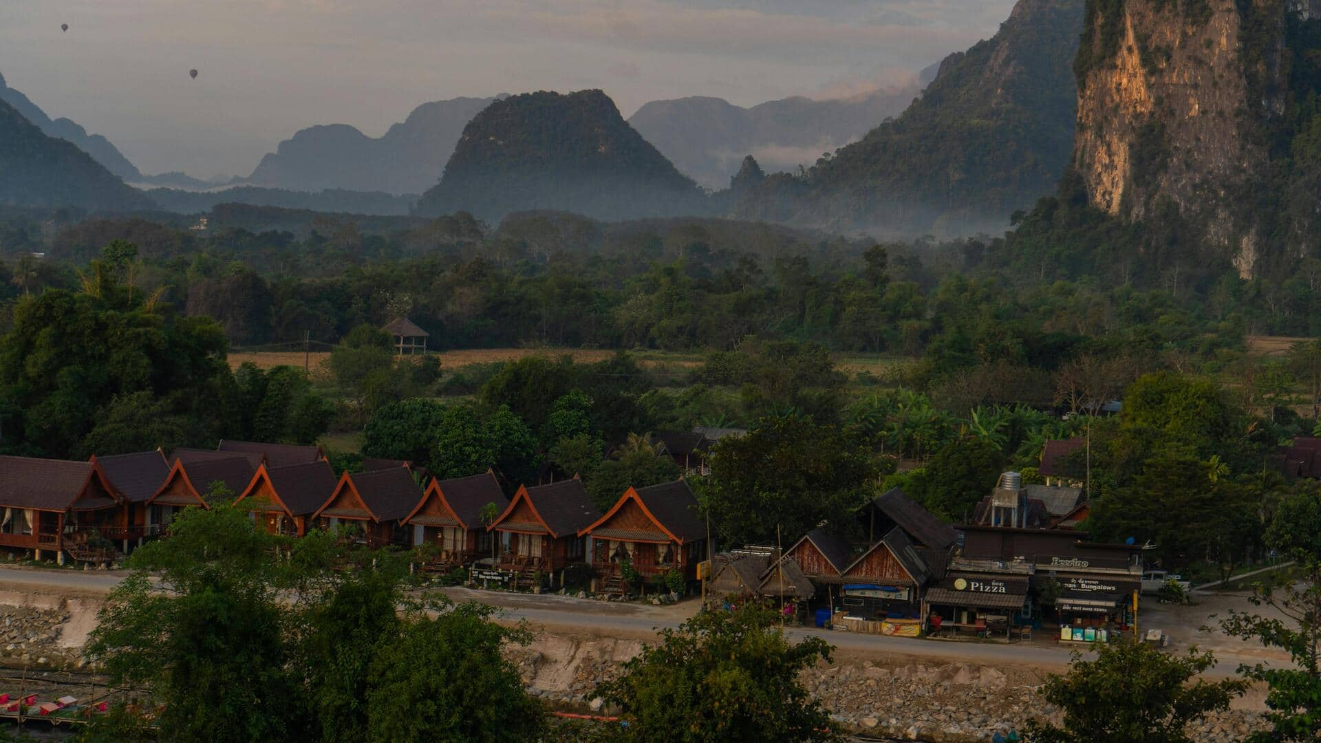 Menjelajahi Desa Penenun Tradisional di Provinsi Vientiane, Laos