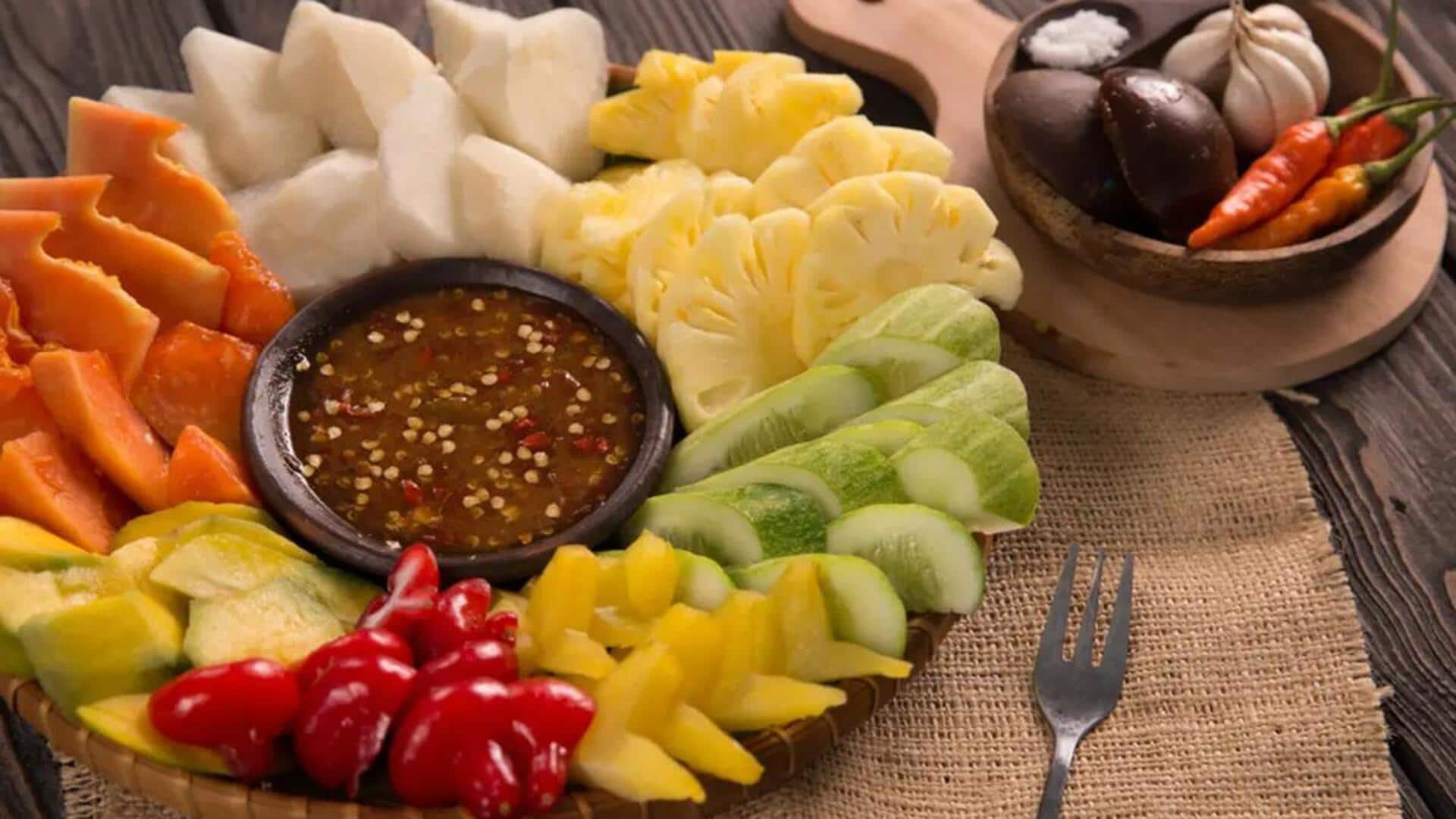 Rujak: Salad Tropis Segar Khas Indonesia Rujak: Salad Tropis Segar Khas Indonesia