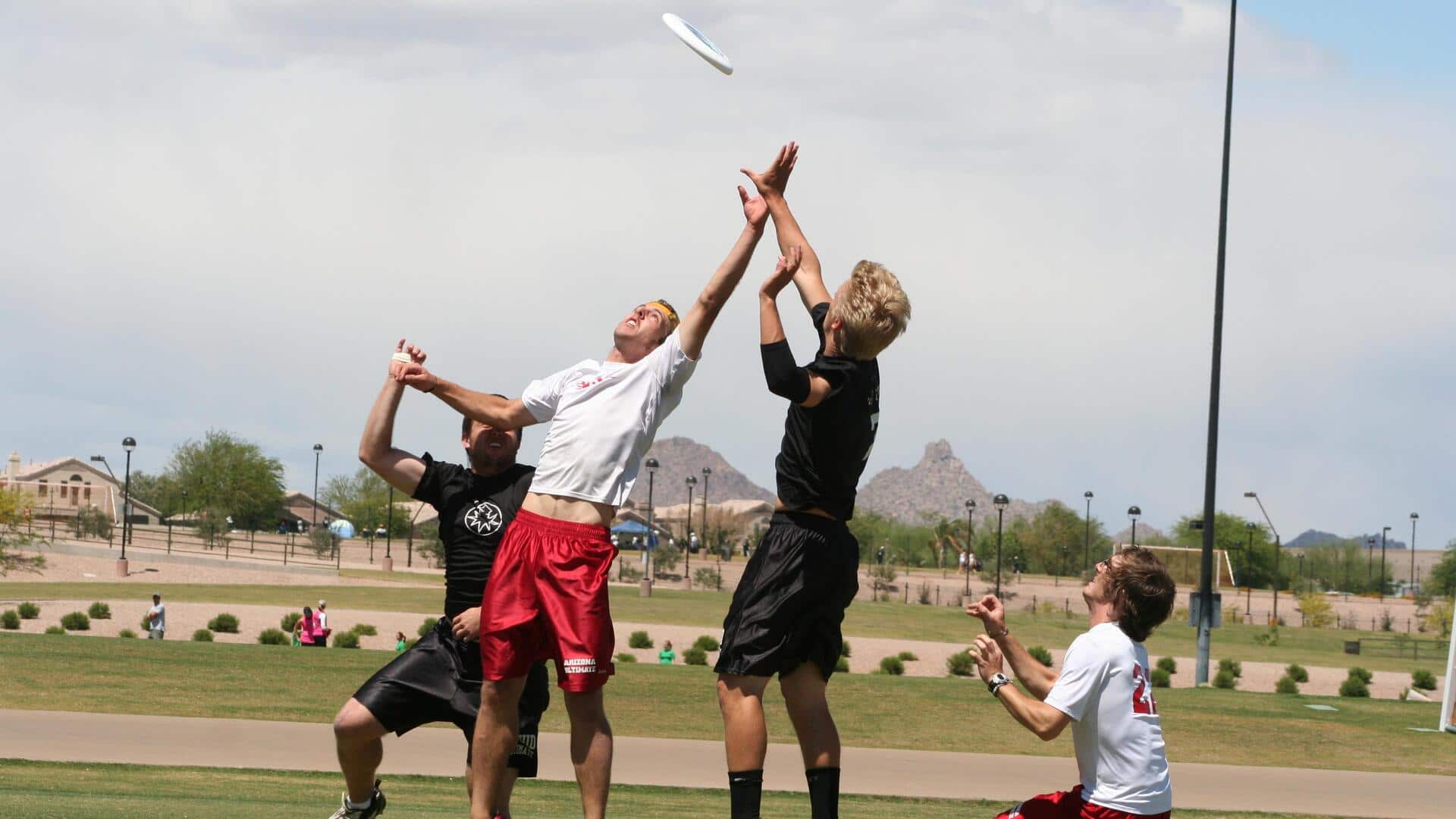 Mengapa pemain Ultimate Frisbee memutar frisbee sebelum melempar?