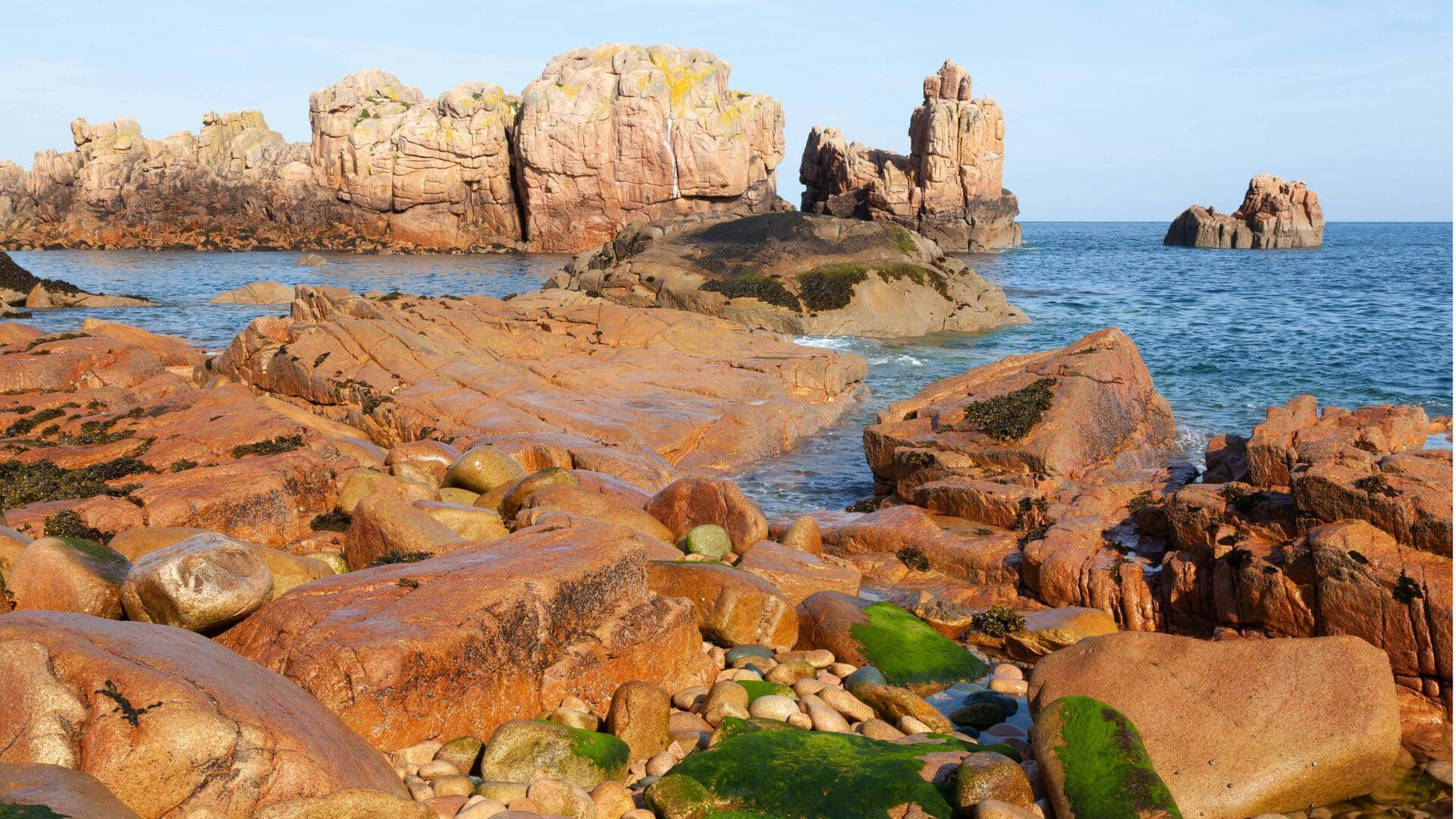 Menjelajahi Keindahan Pantai Granit Merah Muda di Brittany, Prancis