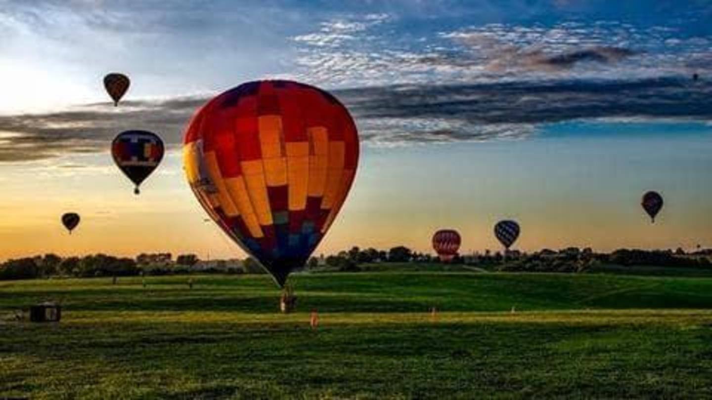 Menikmati naik balon udara di atas kebun anggur Menikmati naik balon udara di atas kebun anggur