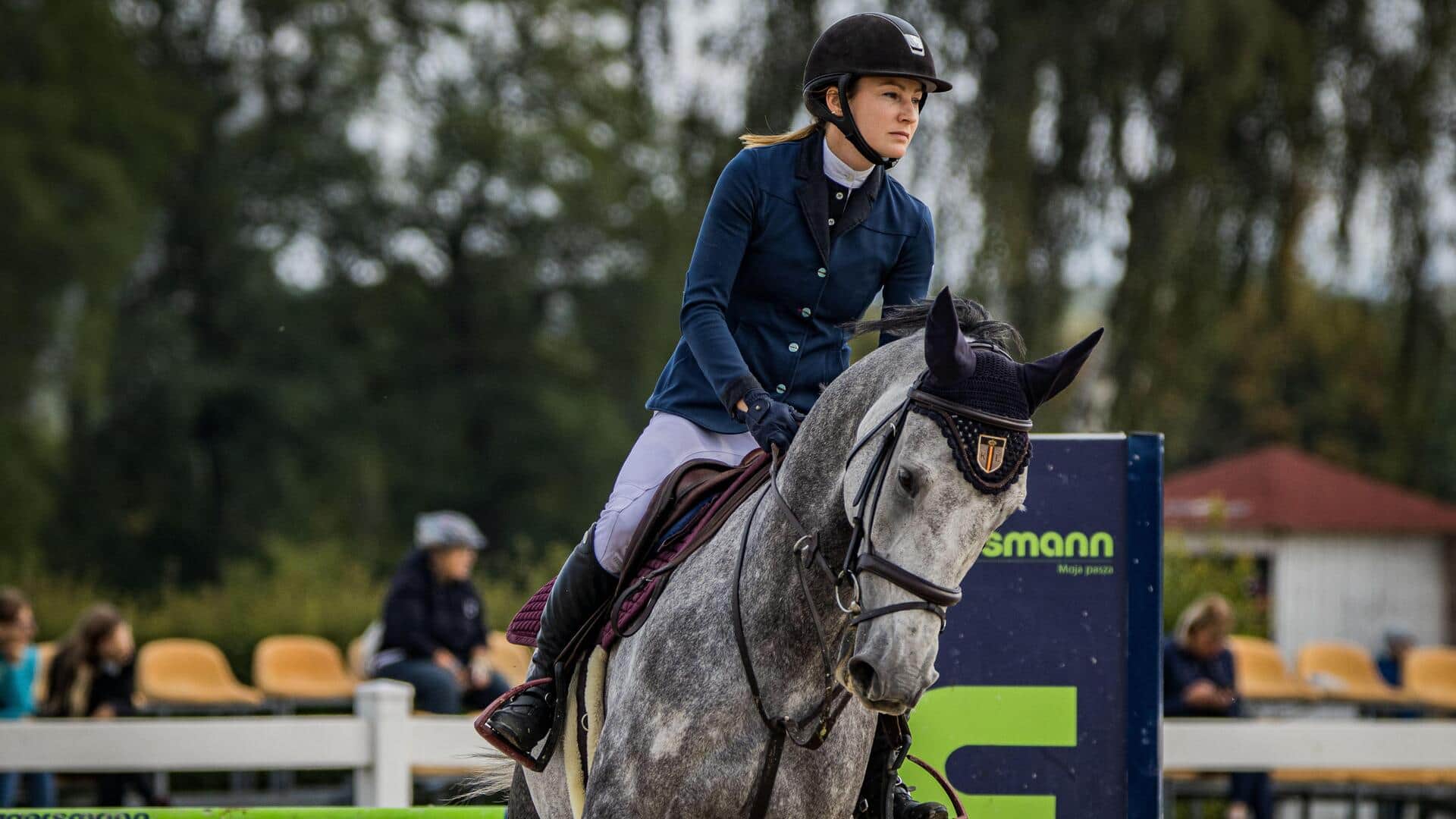 Mengapa helm Equestrian memiliki desain khusus?