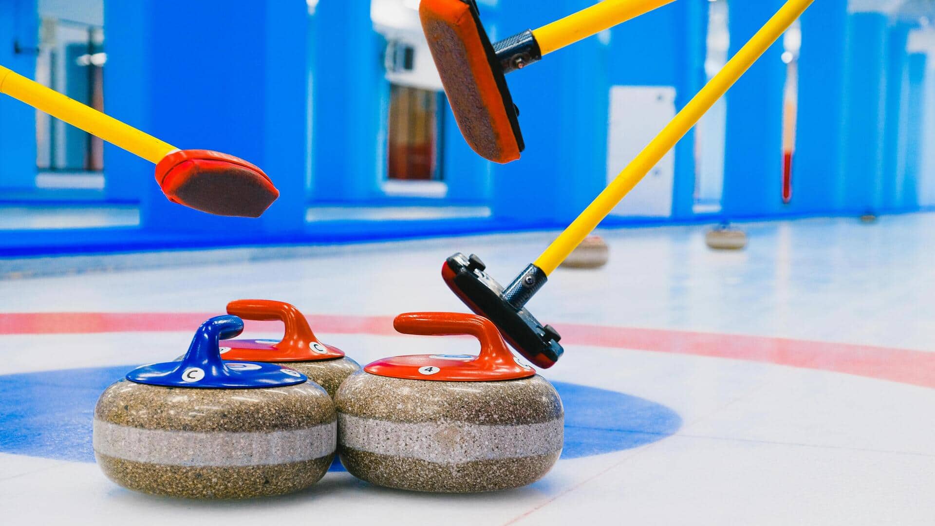 Mengapa batu curling berbeda saat meluncur?