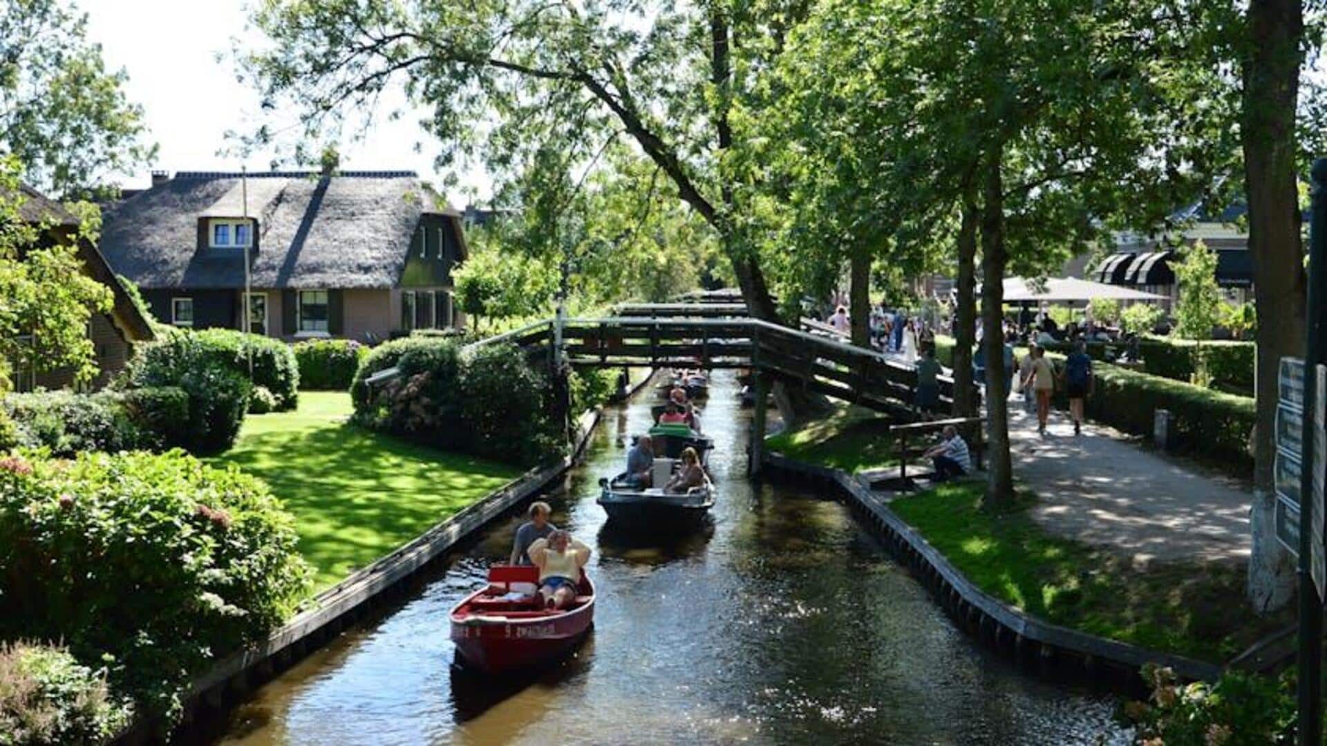 Menjelajahi Kanal Tenang di Giethoorn, Belanda