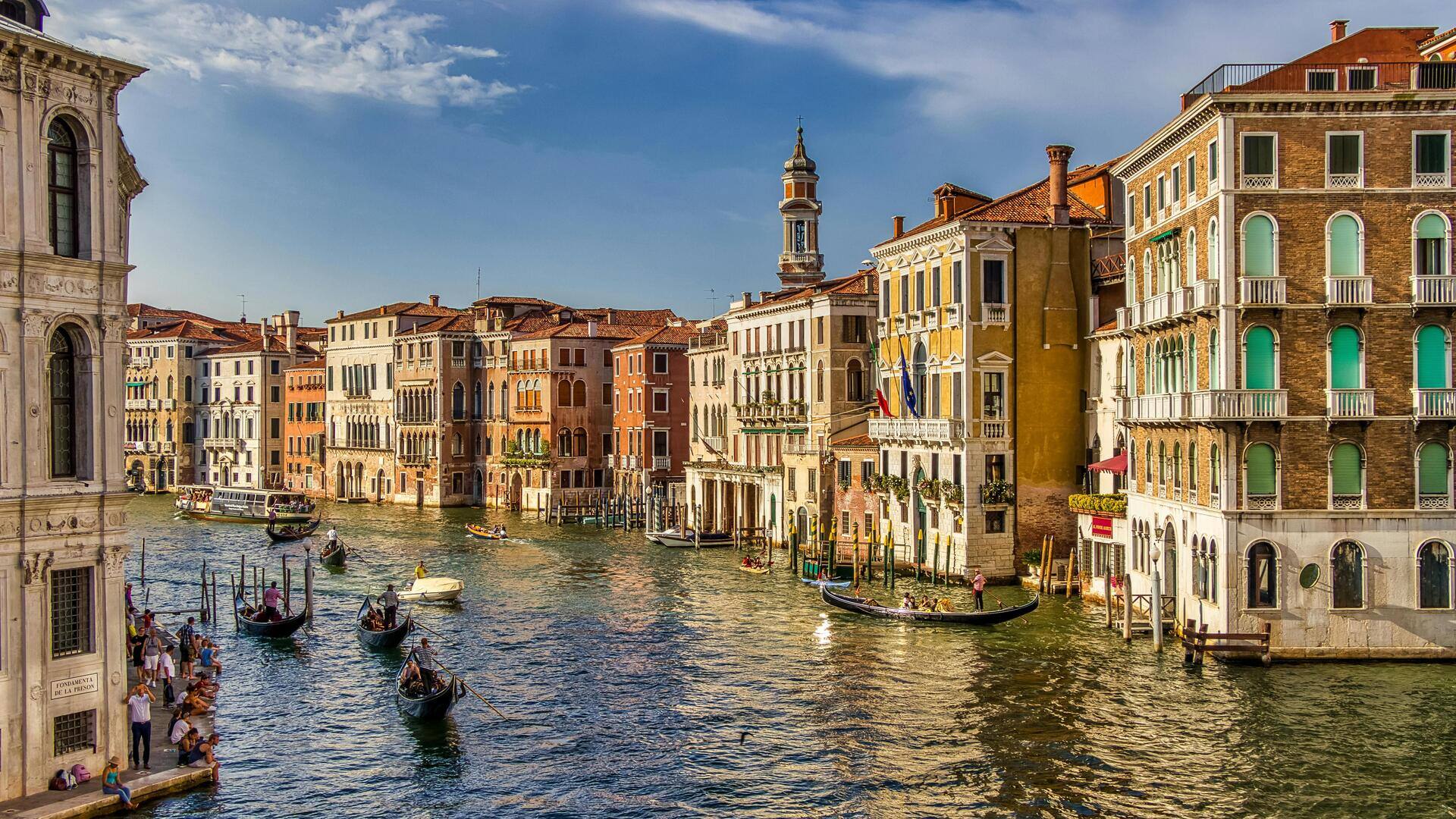 Menyusuri Jalur Air Tersembunyi di Venesia dengan Gondola Romantis