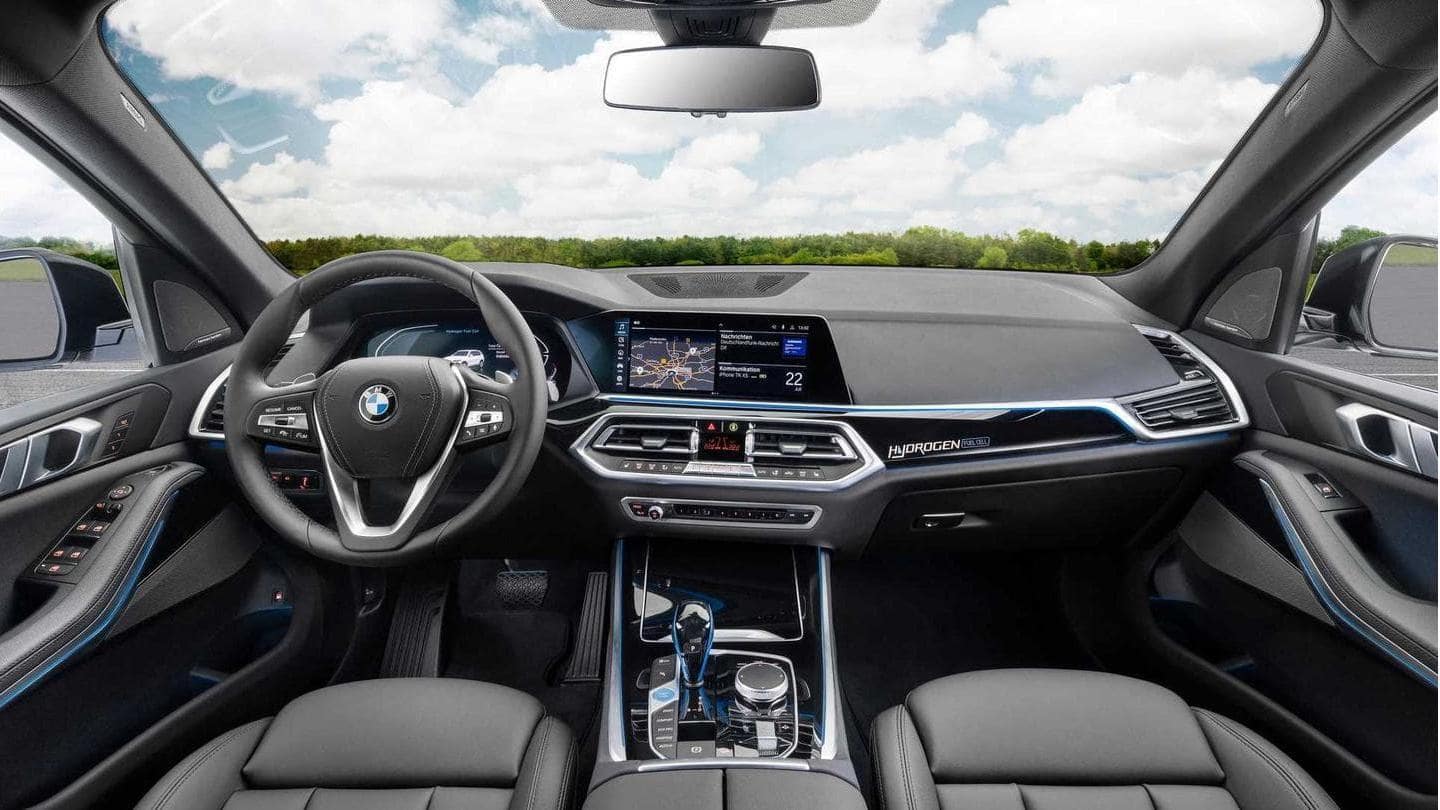 Mobil ini memiliki setir palang 3 dan panel infotainment layar sentuh Mobil ini memiliki setir palang 3 dan panel infotainment layar sentuh