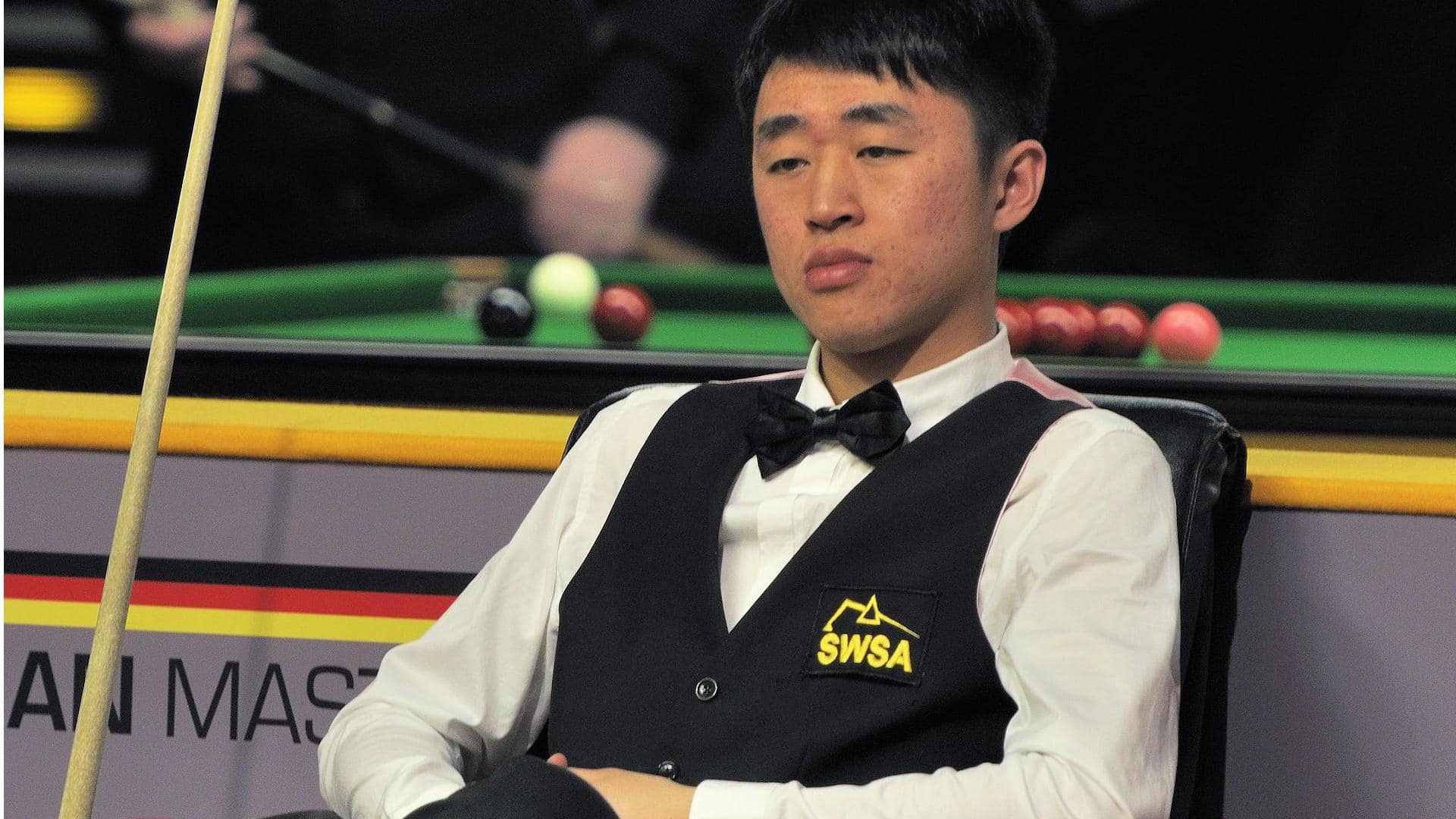 Mengapa pemain snooker memakai rompi saat bertanding?