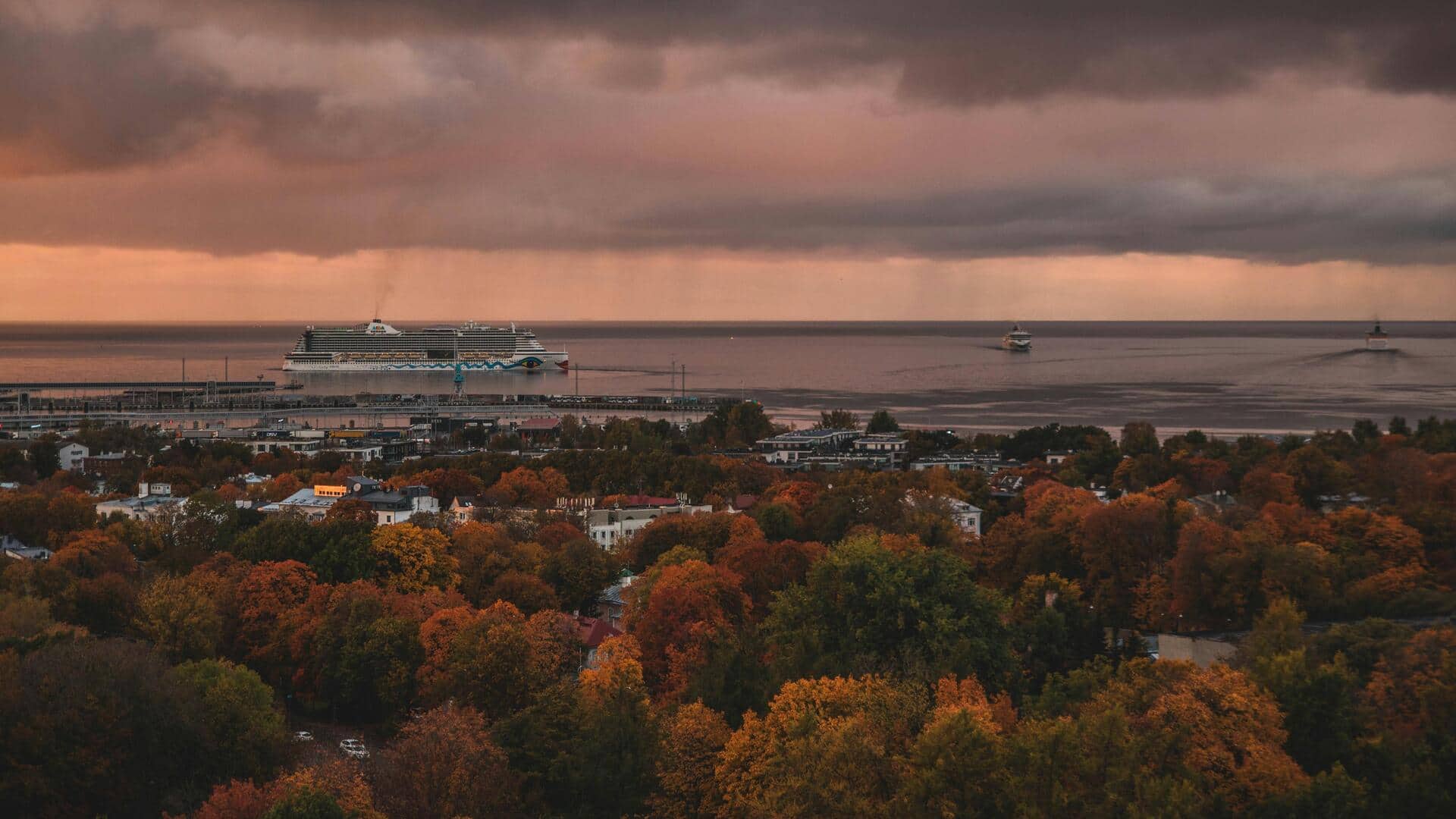 Menjelajahi Rumah Kayu Berwarna-Warni Di Tallinn