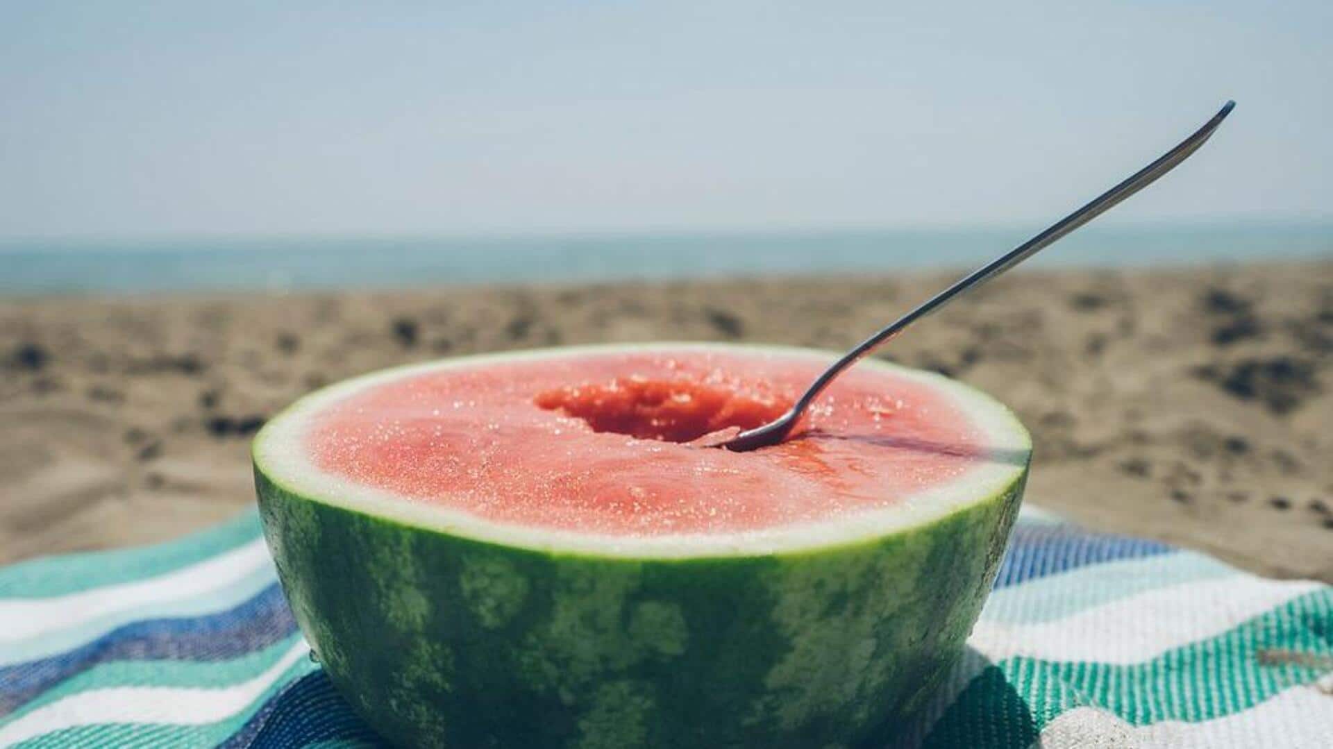 Mangkuk semangka yang menyenangkan: Seni dengan buah favorit musim panas Mangkuk semangka yang menyenangkan: Seni dengan buah favorit musim panas