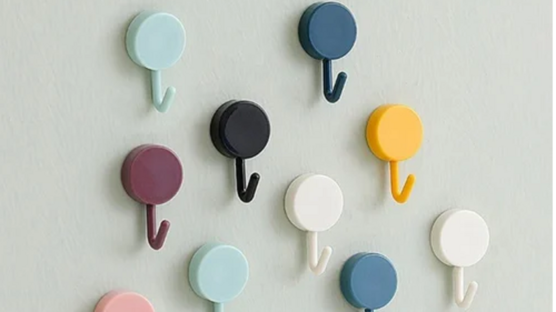 Cara mengejutkan kait perekat mempermudah kehidupan rumah Anda