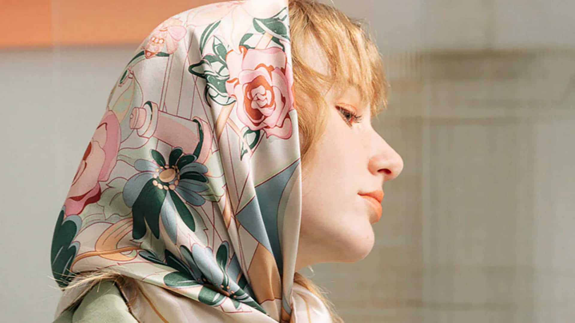 Perbarui koleksi pakaian dengan syal vintage musim ini