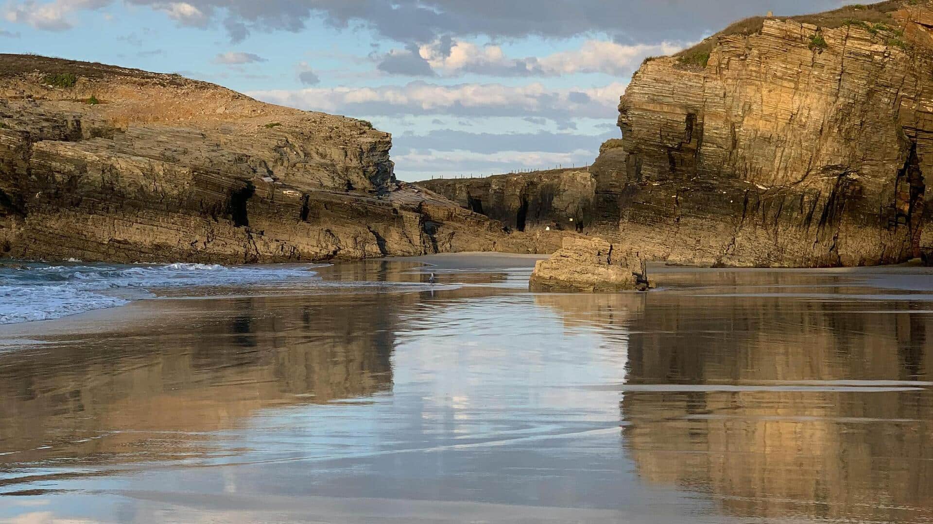 Pantai Tersembunyi di Spanyol yang Wajib Anda Kunjungi