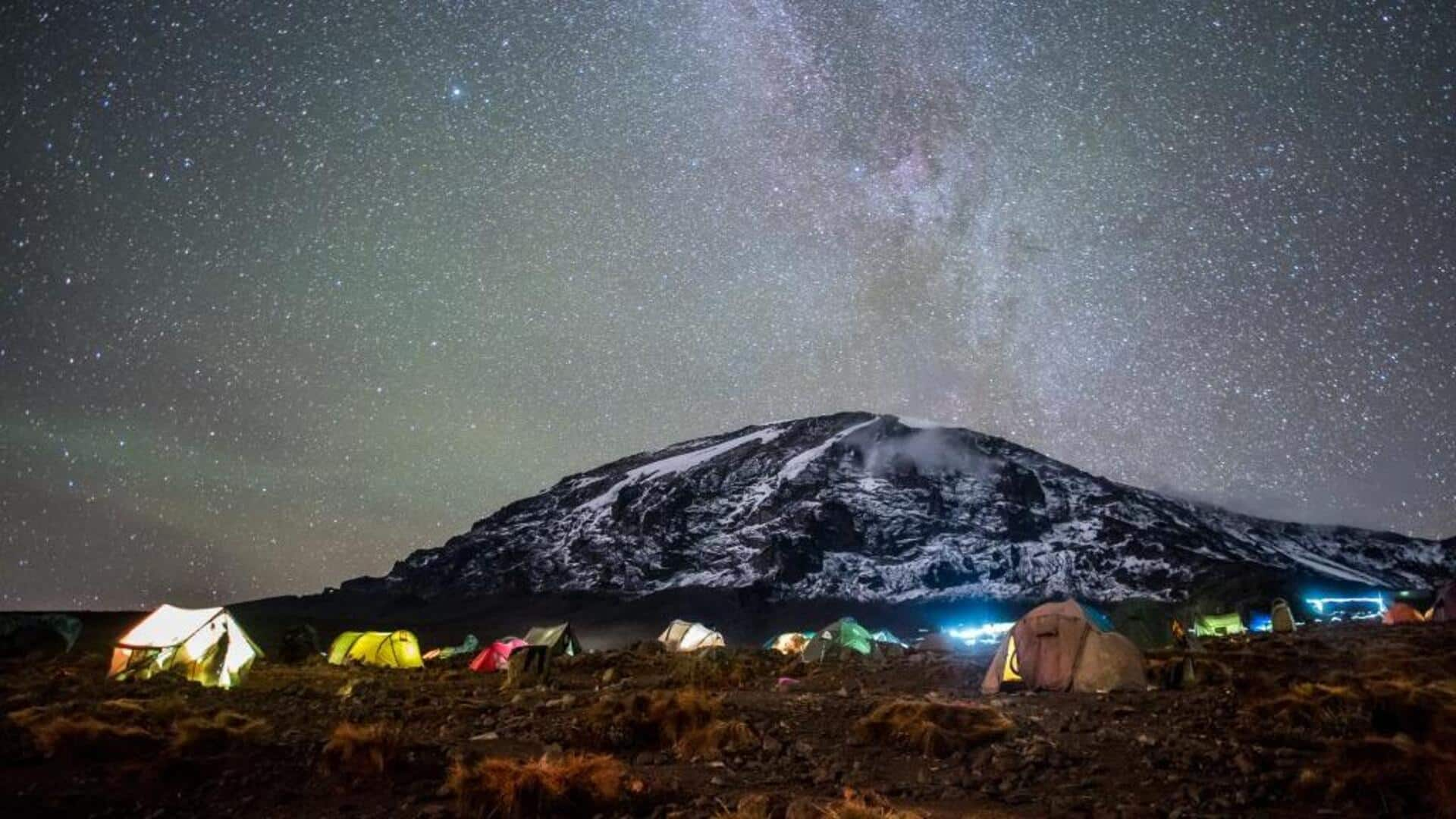 Mendaki Gunung Kilimanjaro Saat Bulan Purnama