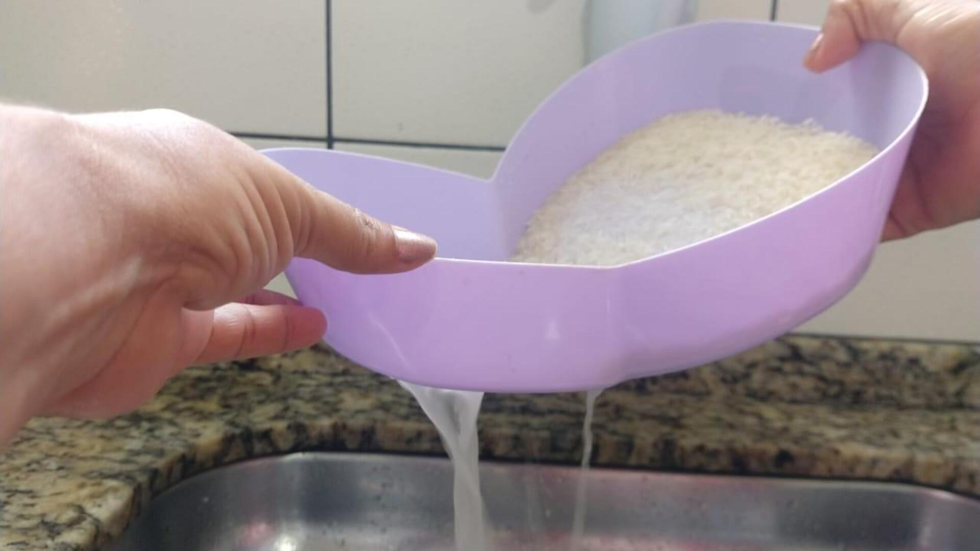 Cara efisien mencuci beras untuk persiapan makanan cepat