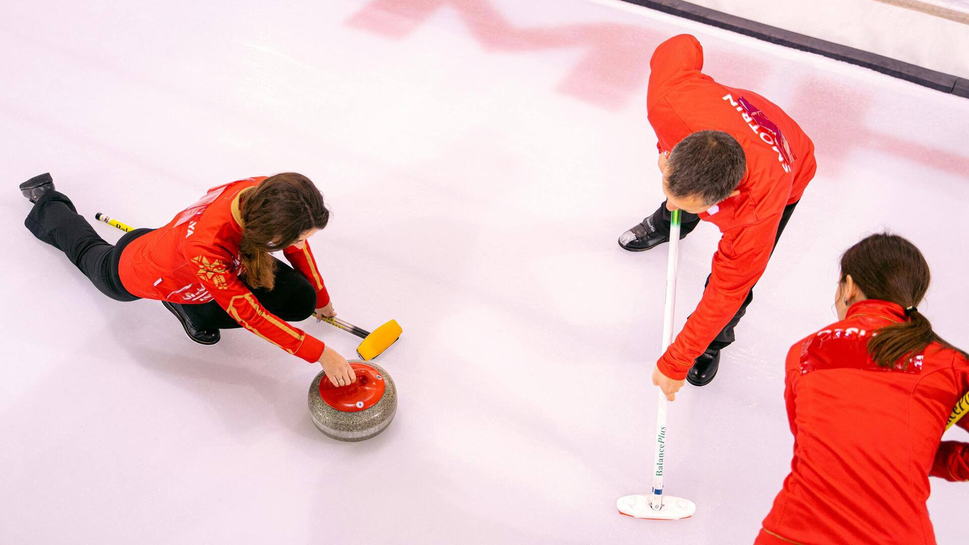 Apa yang membuat curling unik? Keunikan olahraga es ini Apa yang membuat curling unik? Keunikan olahraga es ini