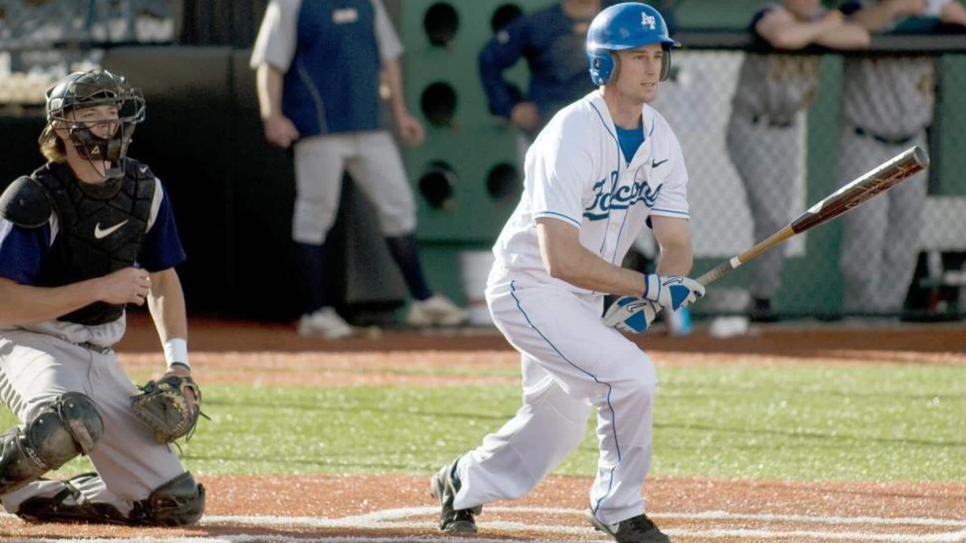 Mengapa pemain baseball berada dalam posisi jongkok di belakang home plate?