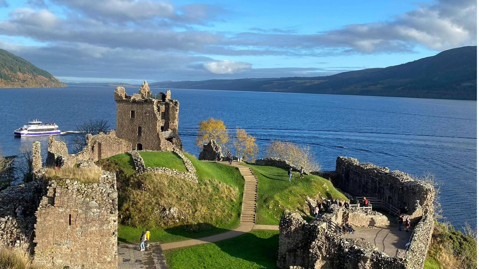 Menikmati Keindahan Air Biru Safir Loch Ness, Skotlandia