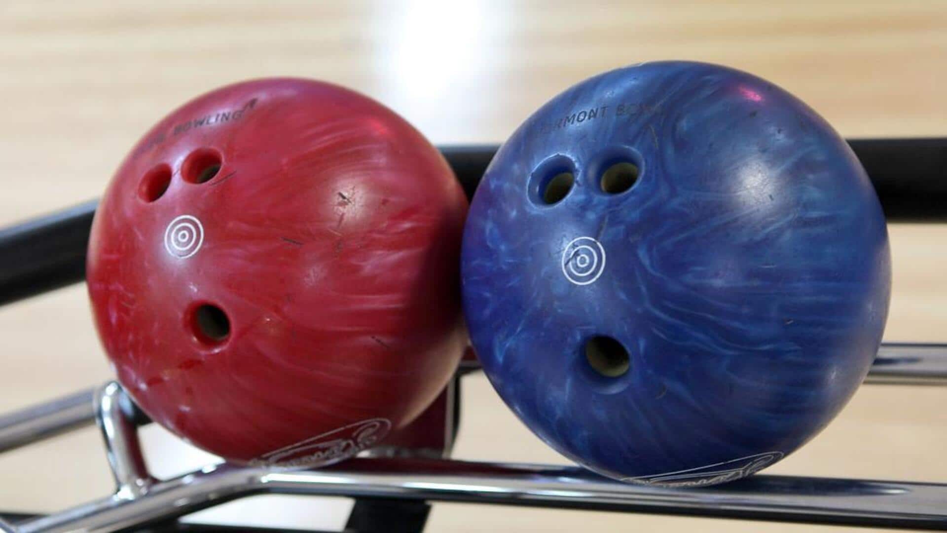 Mengapa bola bowling memiliki tiga lubang?