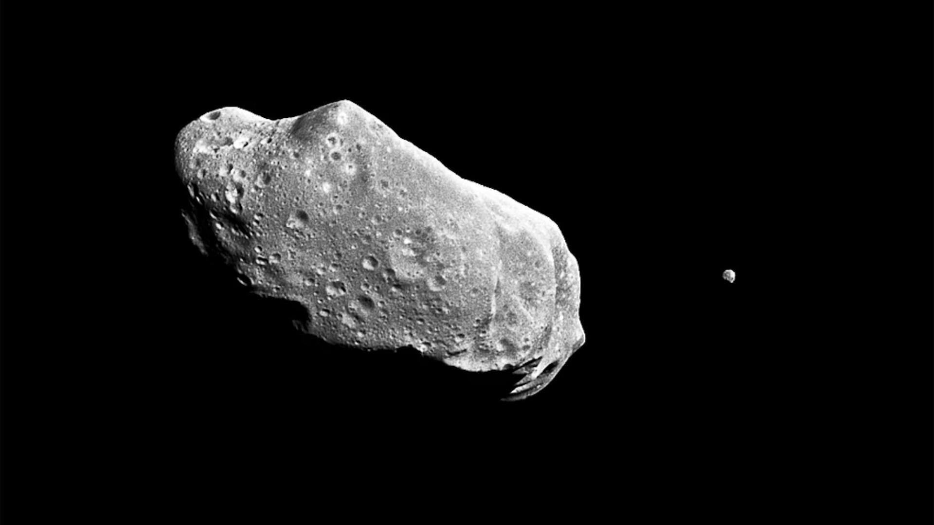 Menjelajahi Asteroid Terkecil dengan Bulan Terkecil