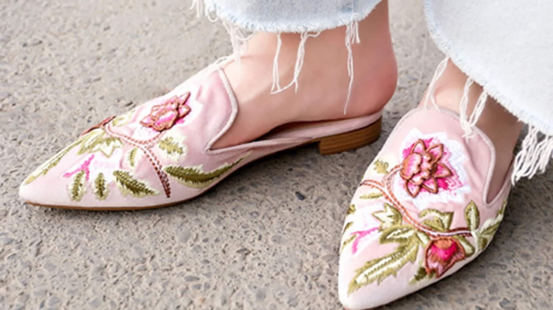 Lima sepatu mules bordir yang memeriahkan musim dingin di India