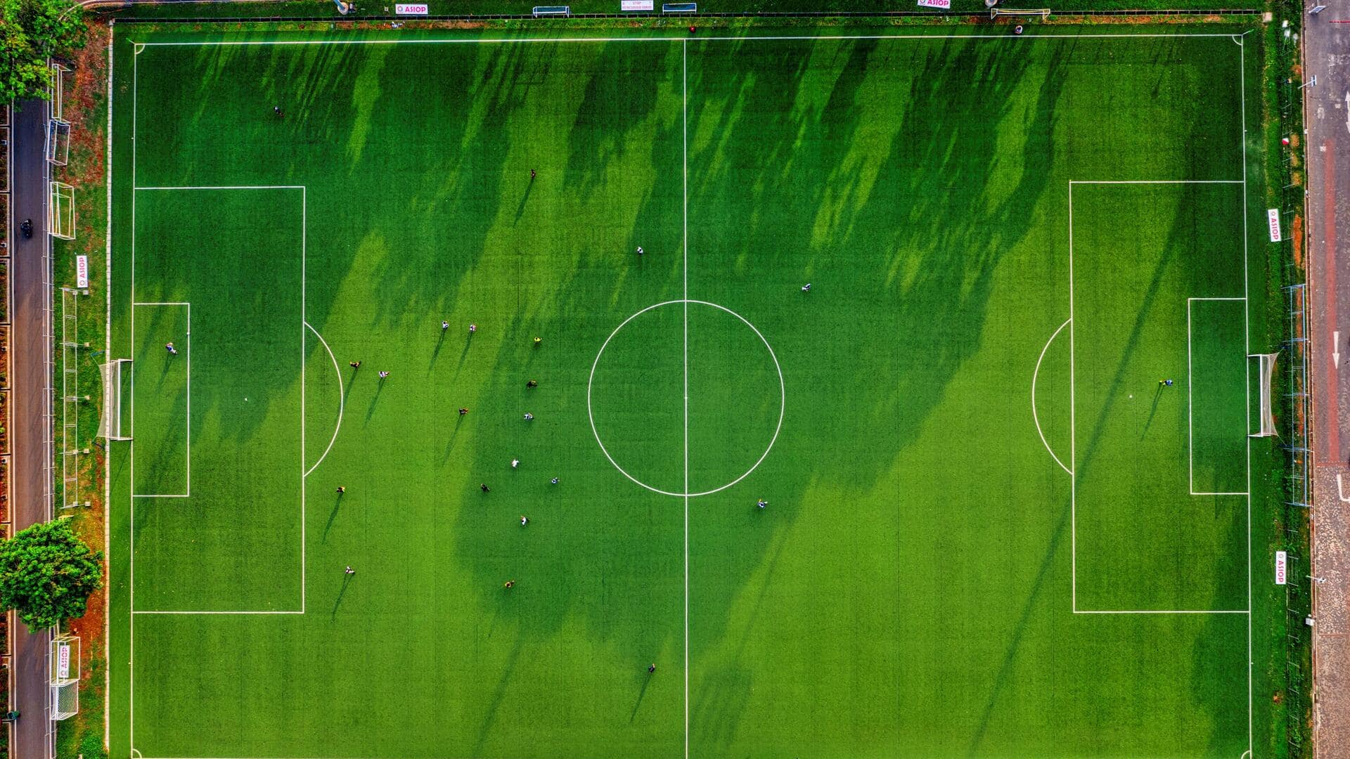 Mengapa lapangan sepak bola memiliki garis yang diukur dengan sempurna?