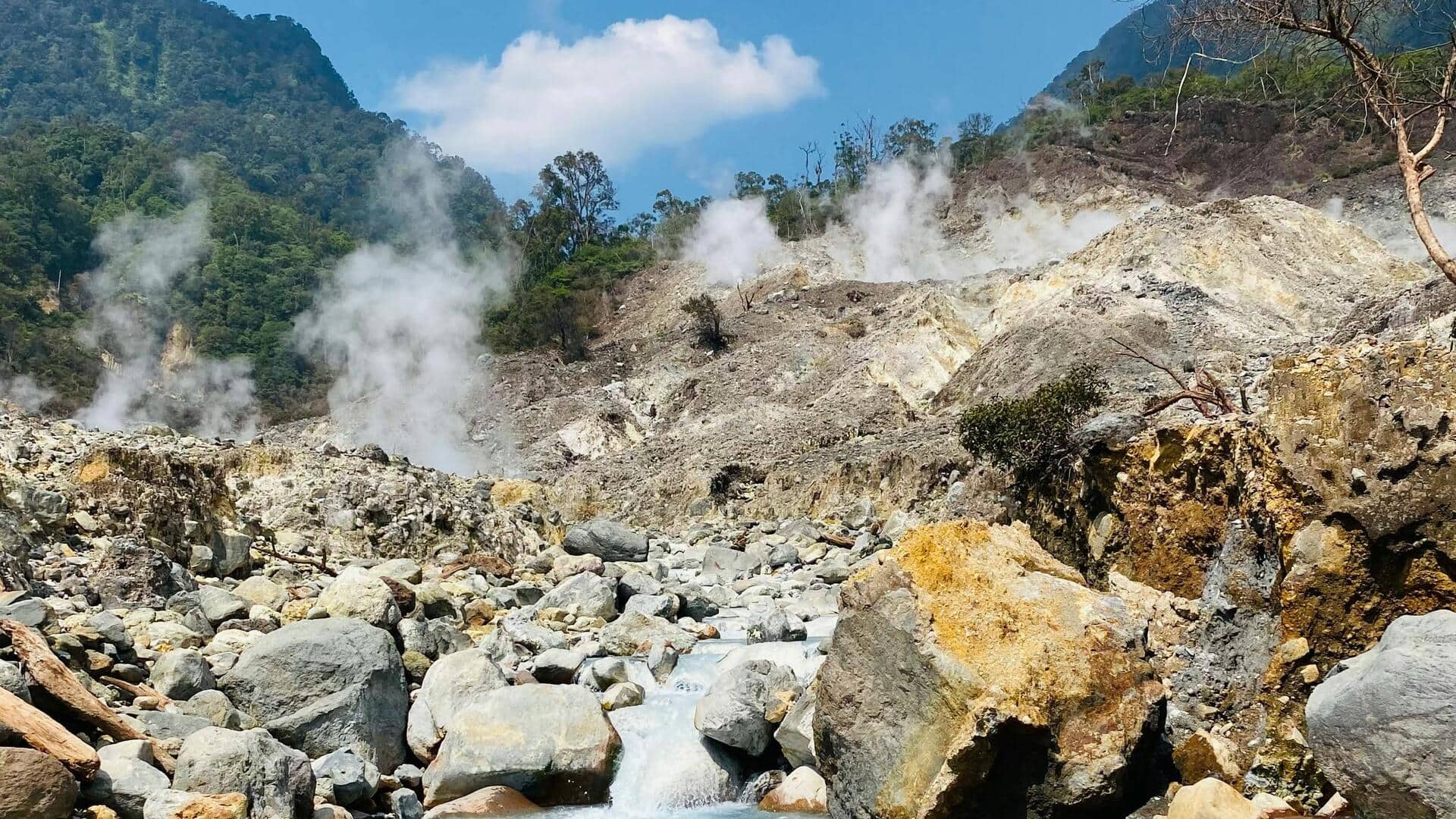 Potensi Energi Panas Bumi di Indonesia Potensi Energi Panas Bumi di Indonesia