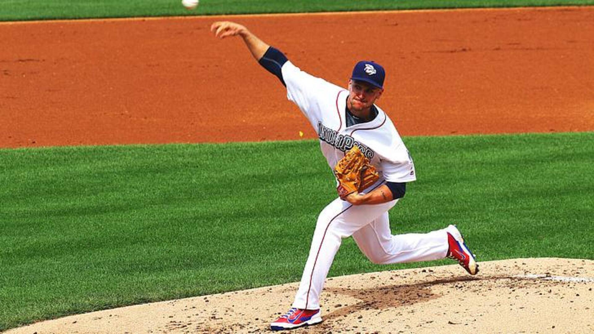 Mengapa gundukan pitcher baseball ditinggikan?