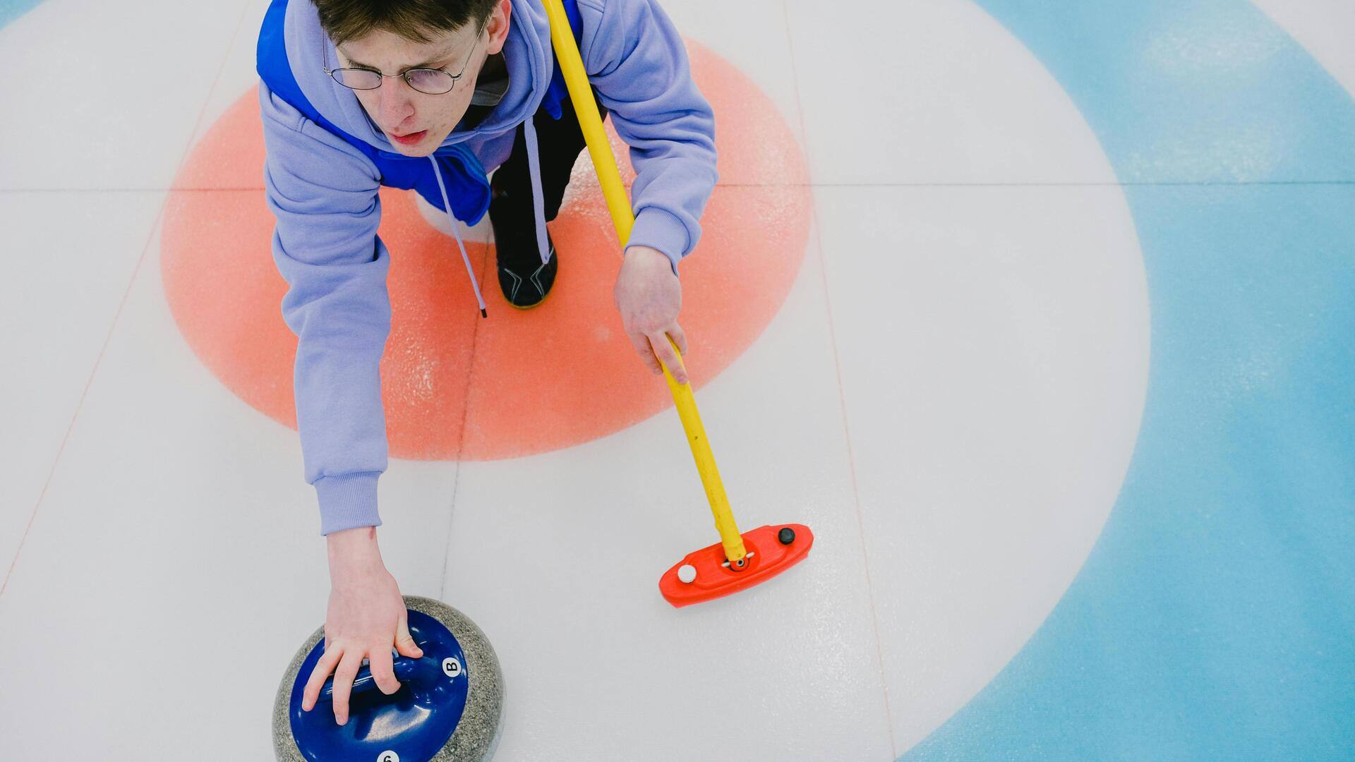 Asal-usul unik dan peralatan curling