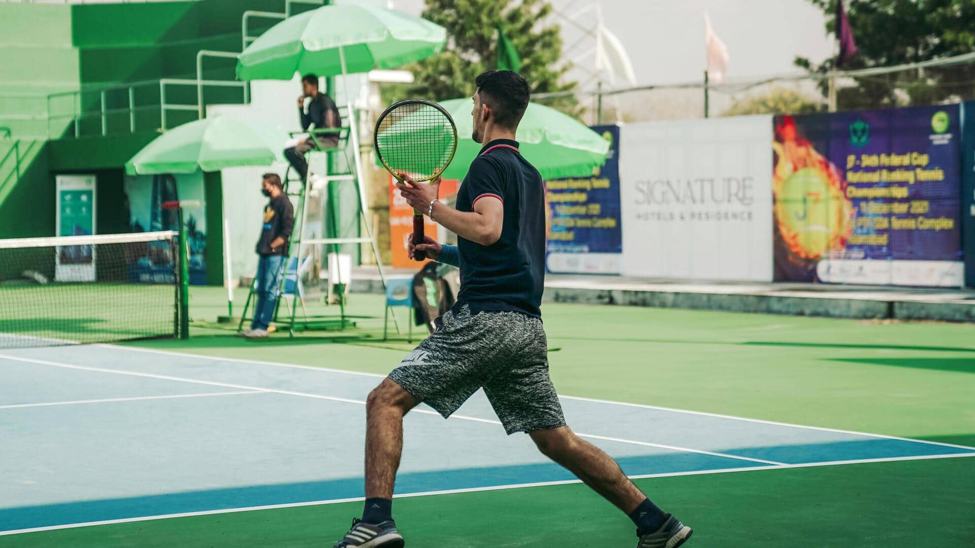 Mengapa tenis memerlukan keheningan saat bermain? Mengapa tenis memerlukan keheningan saat bermain?