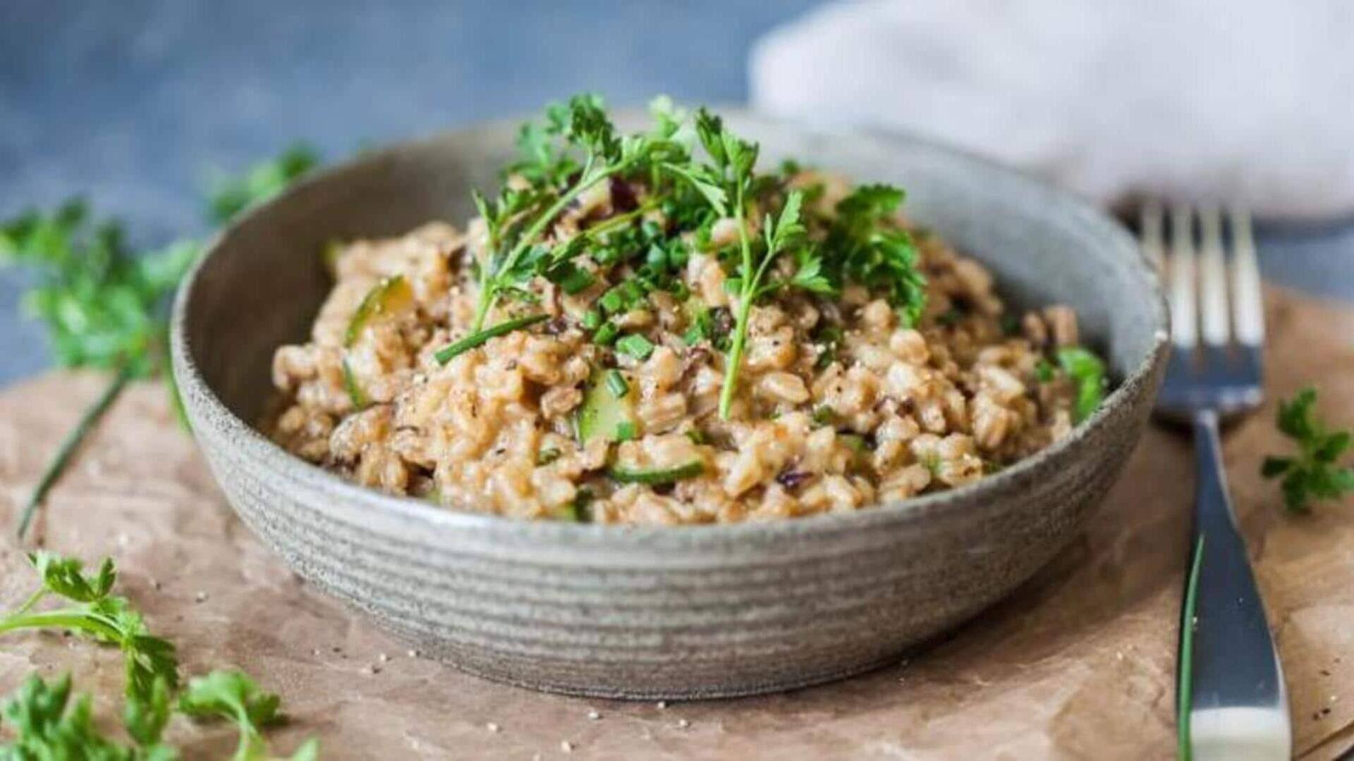 Masak risotto farro biji-bijian kuno ini di rumah