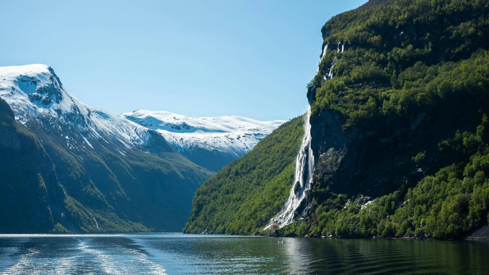 Menikmati Keindahan Fjord dan Air Terjun di Geiranger, Norwegia