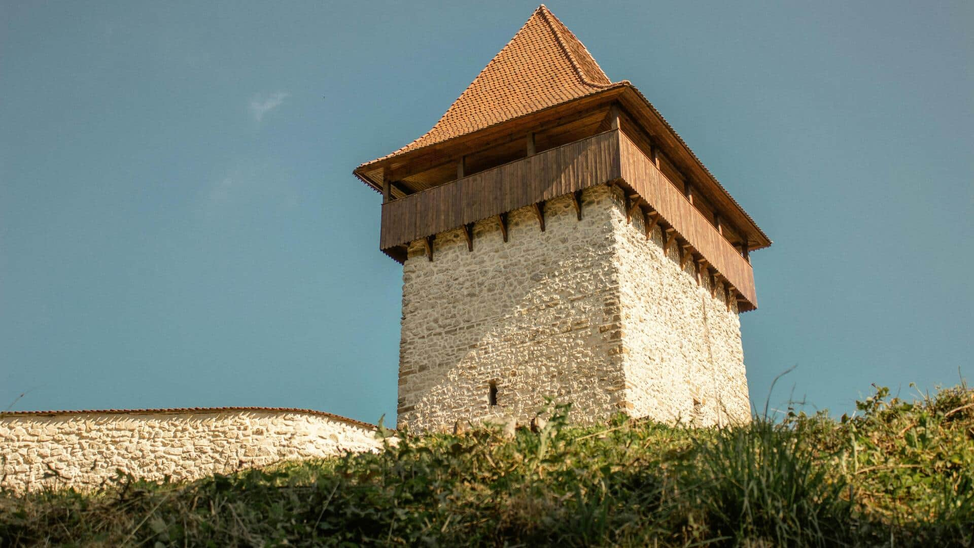 Menjelajahi Benteng Kuno Rasnov, Rumania