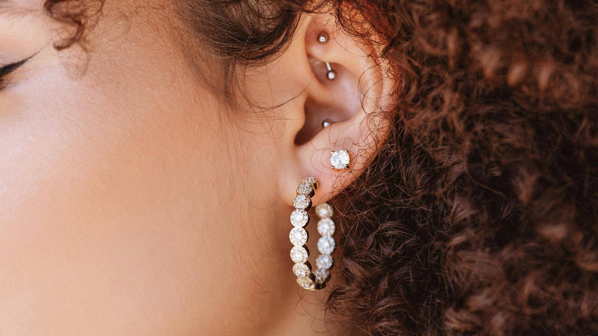 Anting dramatis: Tingkatkan pakaian sederhana dengan cepat