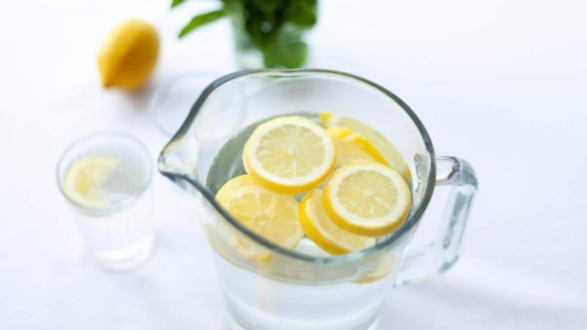 Atasi cuaca panas dengan suguhan detoks yang mengandung lemon ini