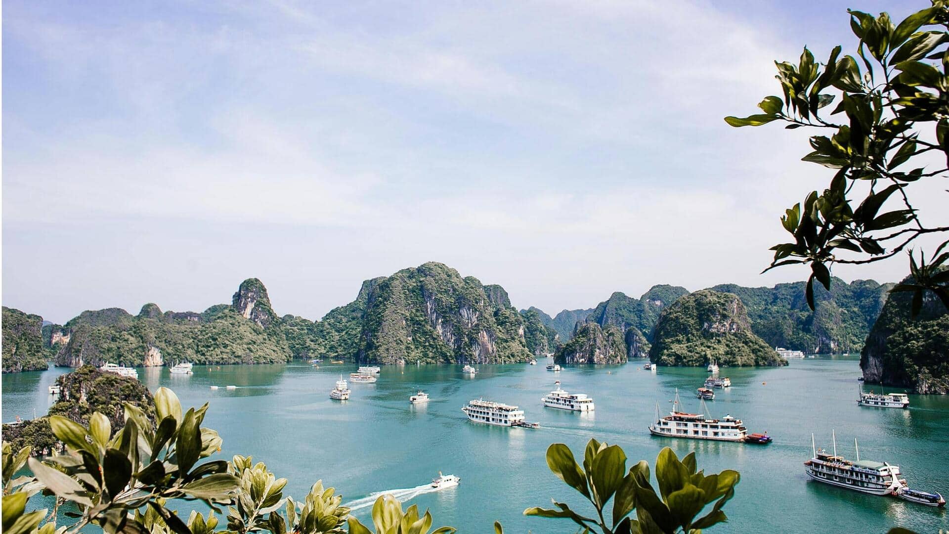 Menjelajahi Pulau Batu Kapur Halong Bay Menjelajahi Pulau Batu Kapur Halong Bay