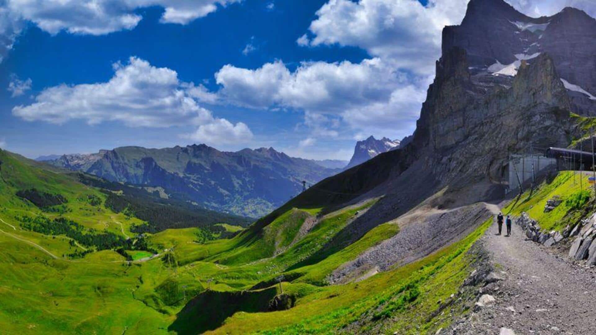 Menjelajahi Jalur Gunung Tak Tersentuh di Swiss