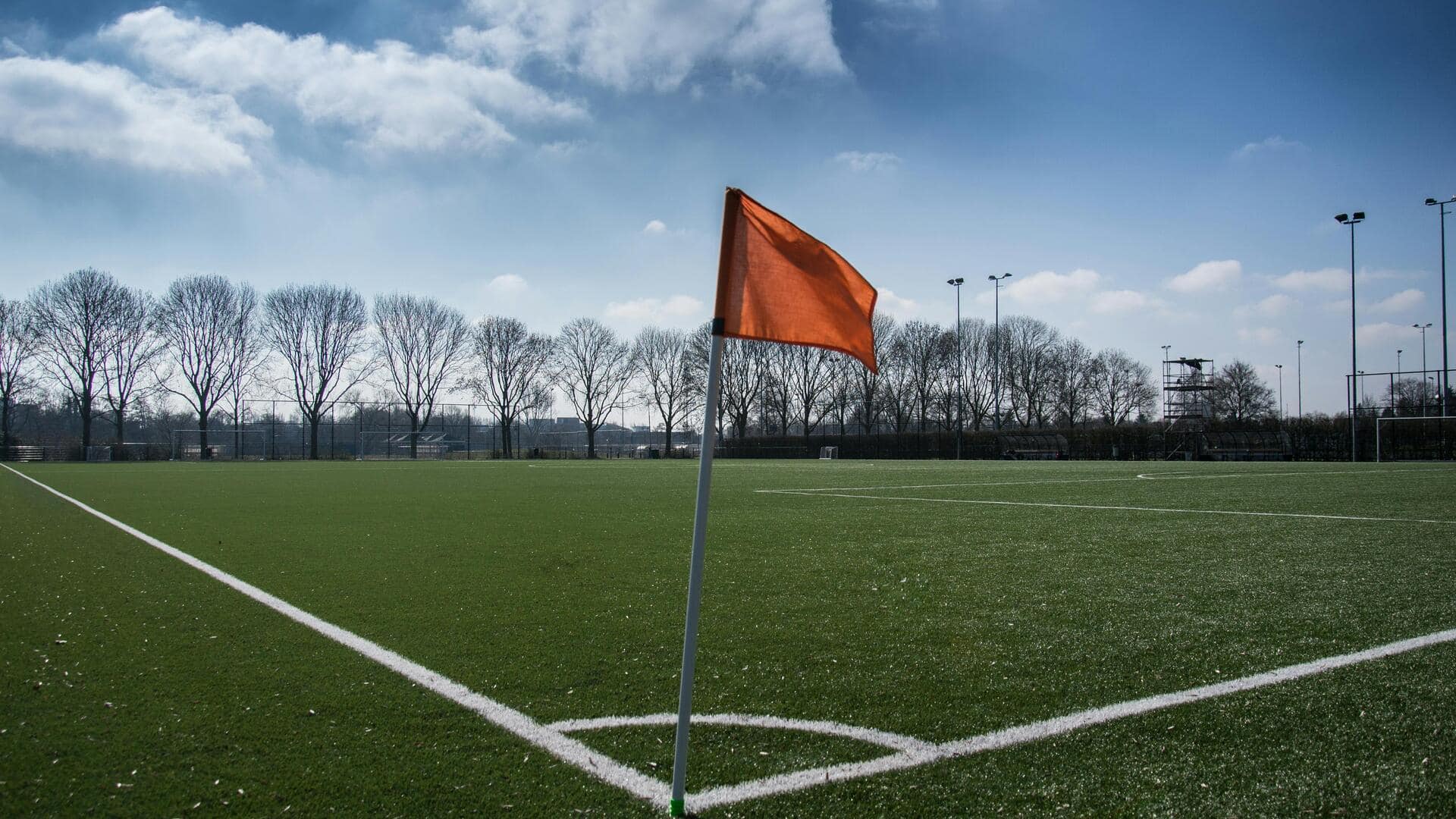 Mengapa ada bendera sudut dalam sepak bola?