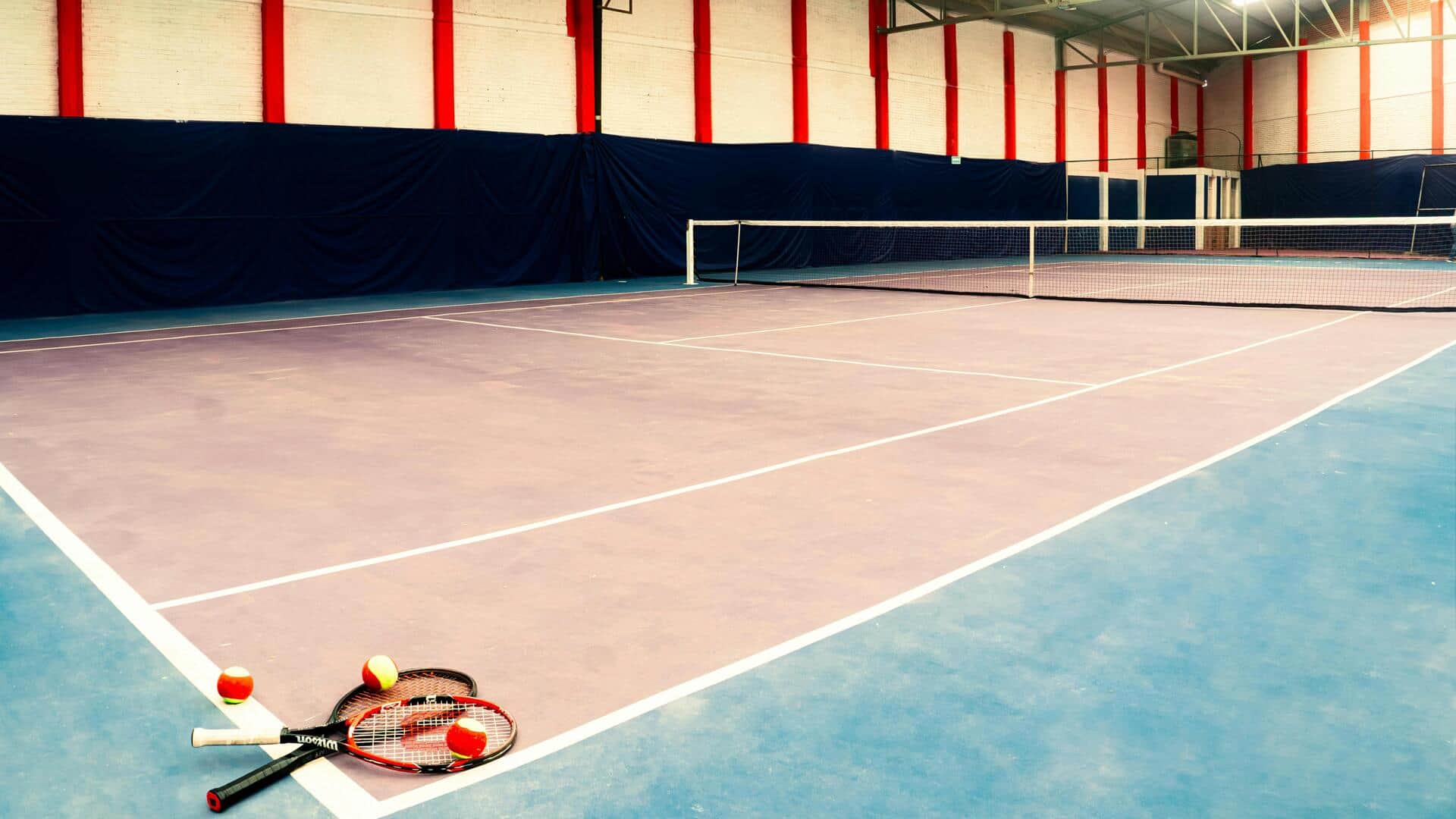 Mengapa permukaan lapangan tenis memengaruhi kecepatan bola?