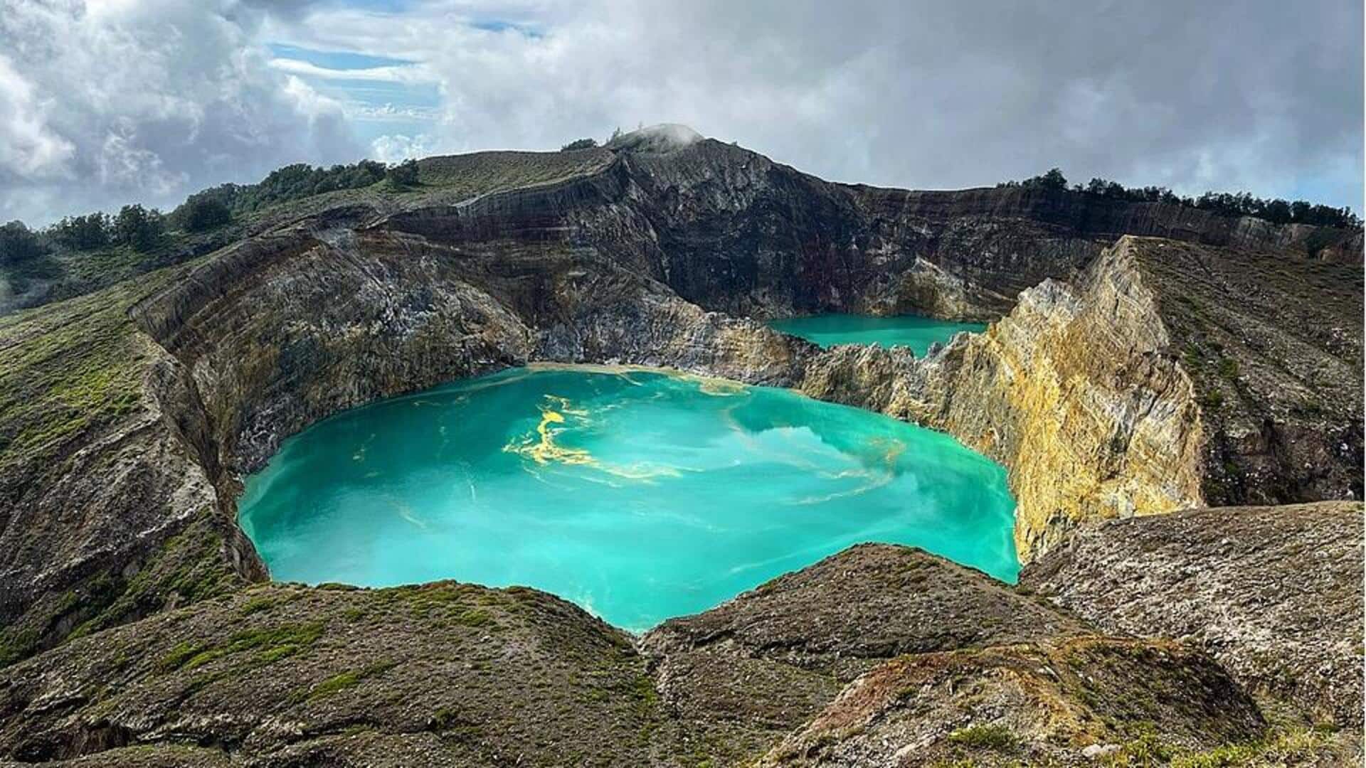 Danau Kawah Warna-Warni di Flores Danau Kawah Warna-Warni di Flores