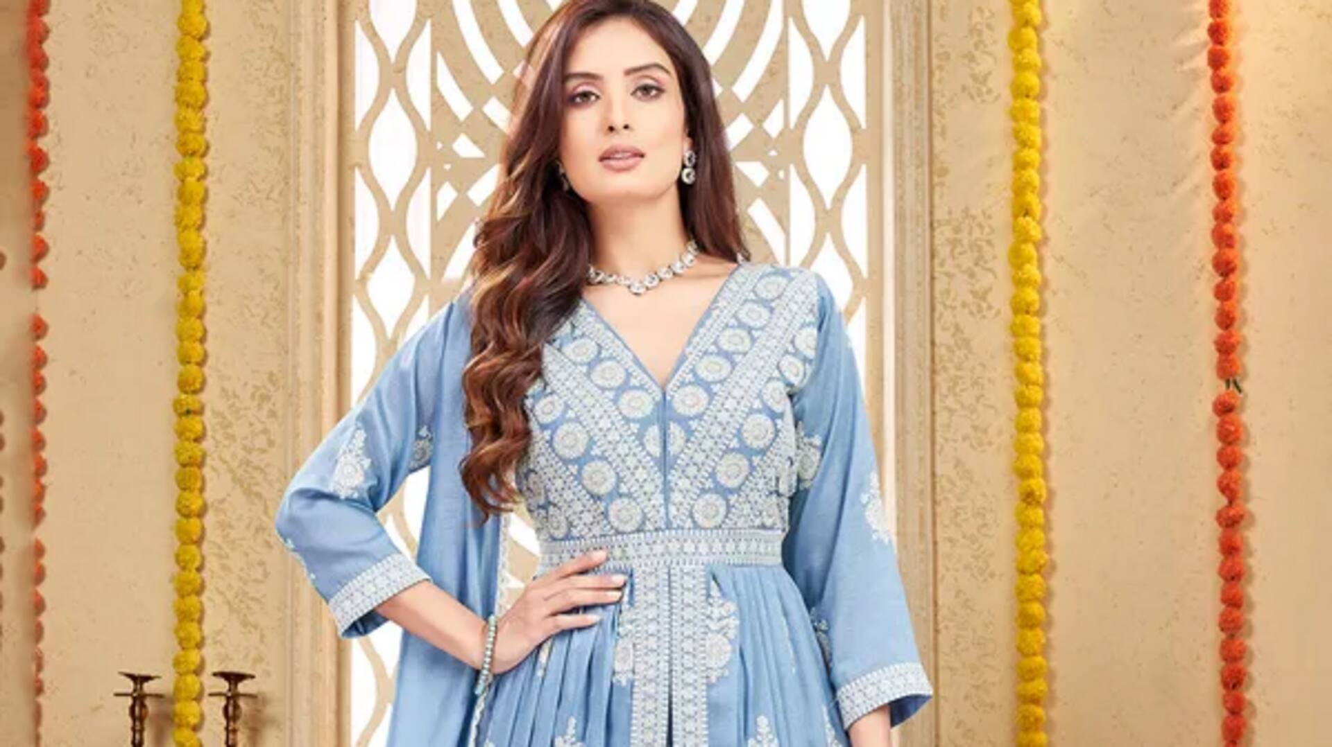 Siluet mengalir untuk fesyen India elegan