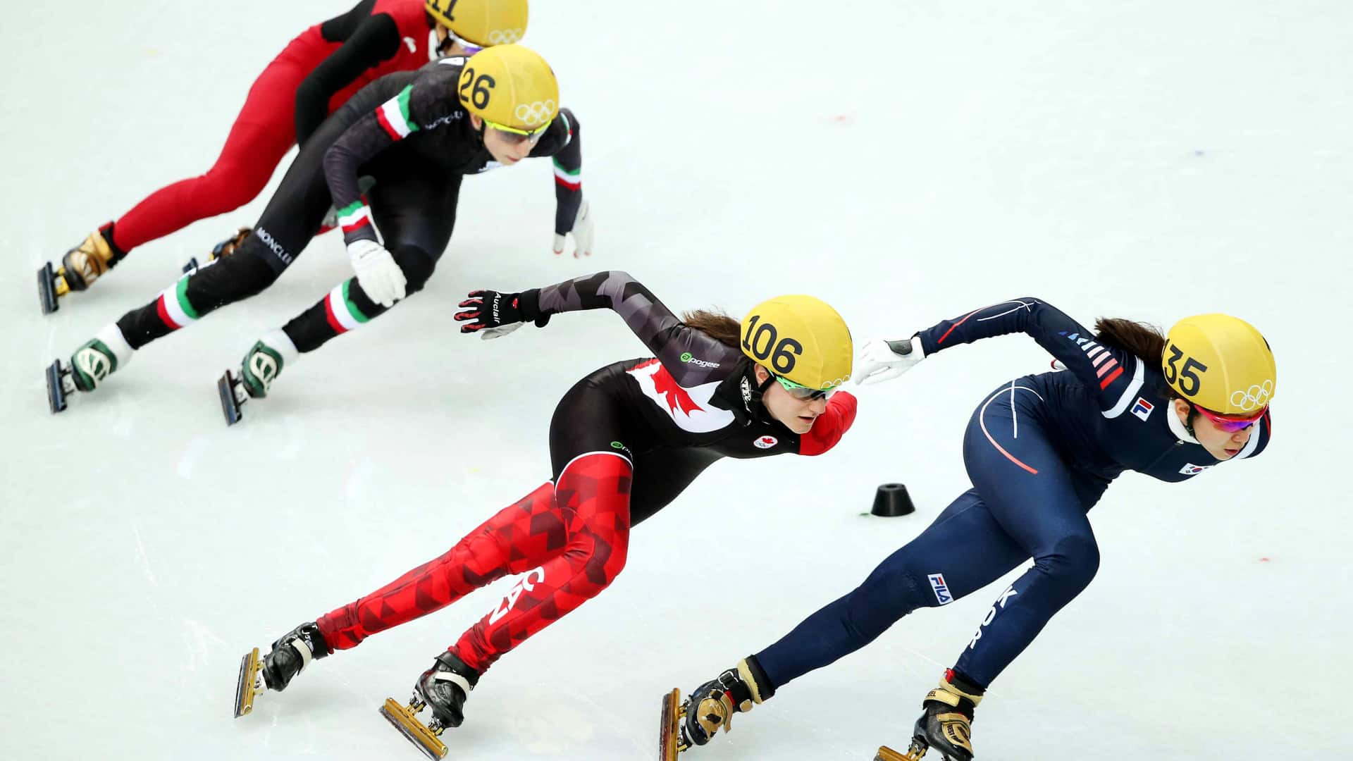 Mengapa pemain seluncur cepat berjongkok rendah saat berlomba?