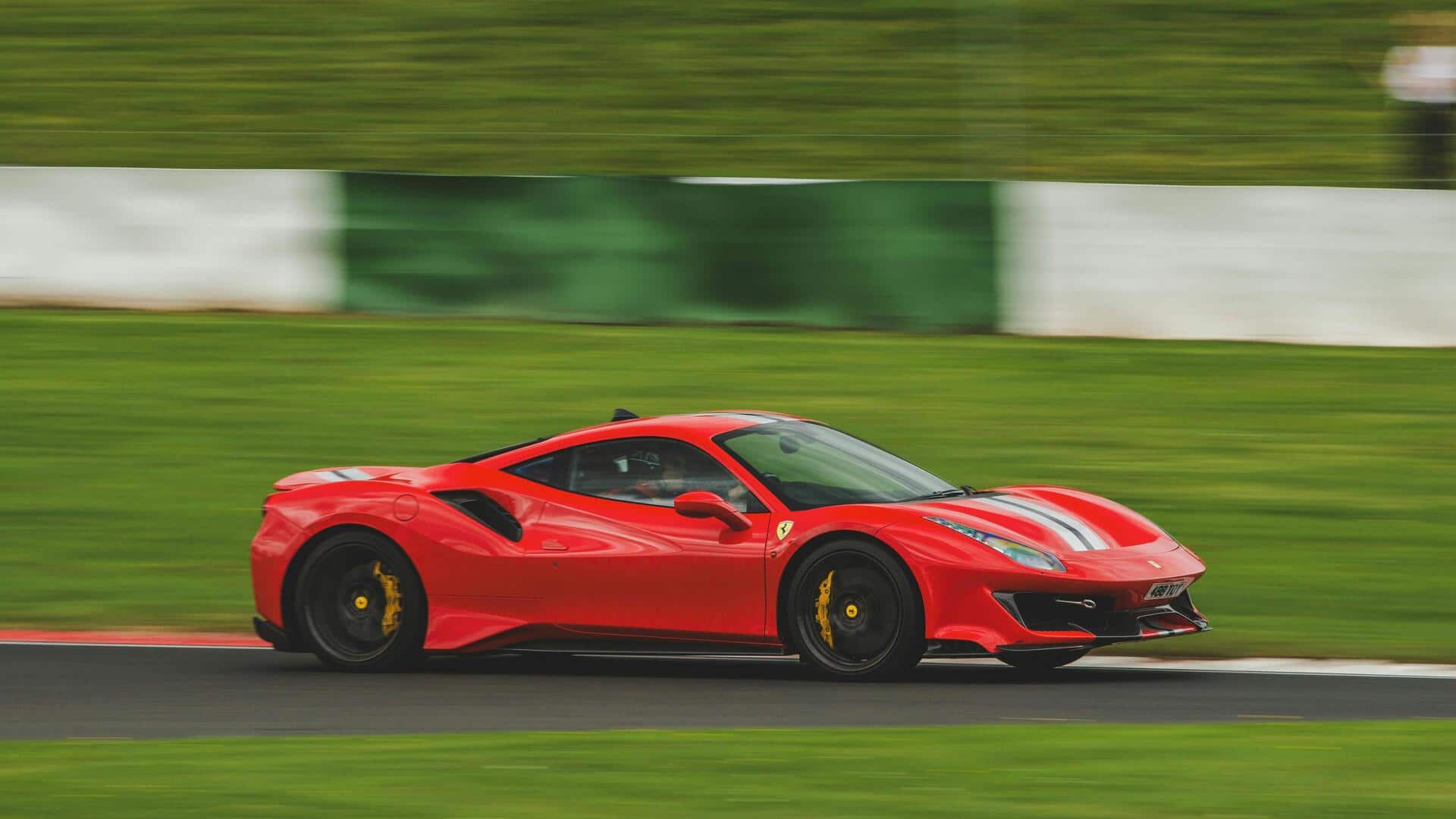 Tips Merawat Mesin Mobil Sport Berkinerja Tinggi