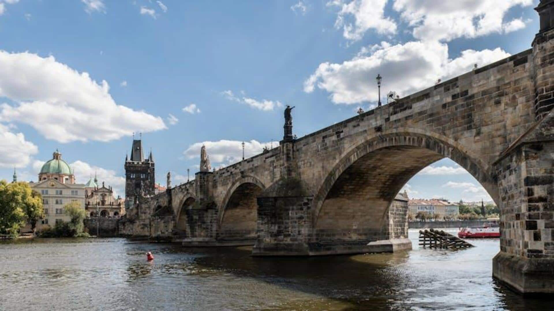 Menikmati Jembatan Charles di Pagi Hari