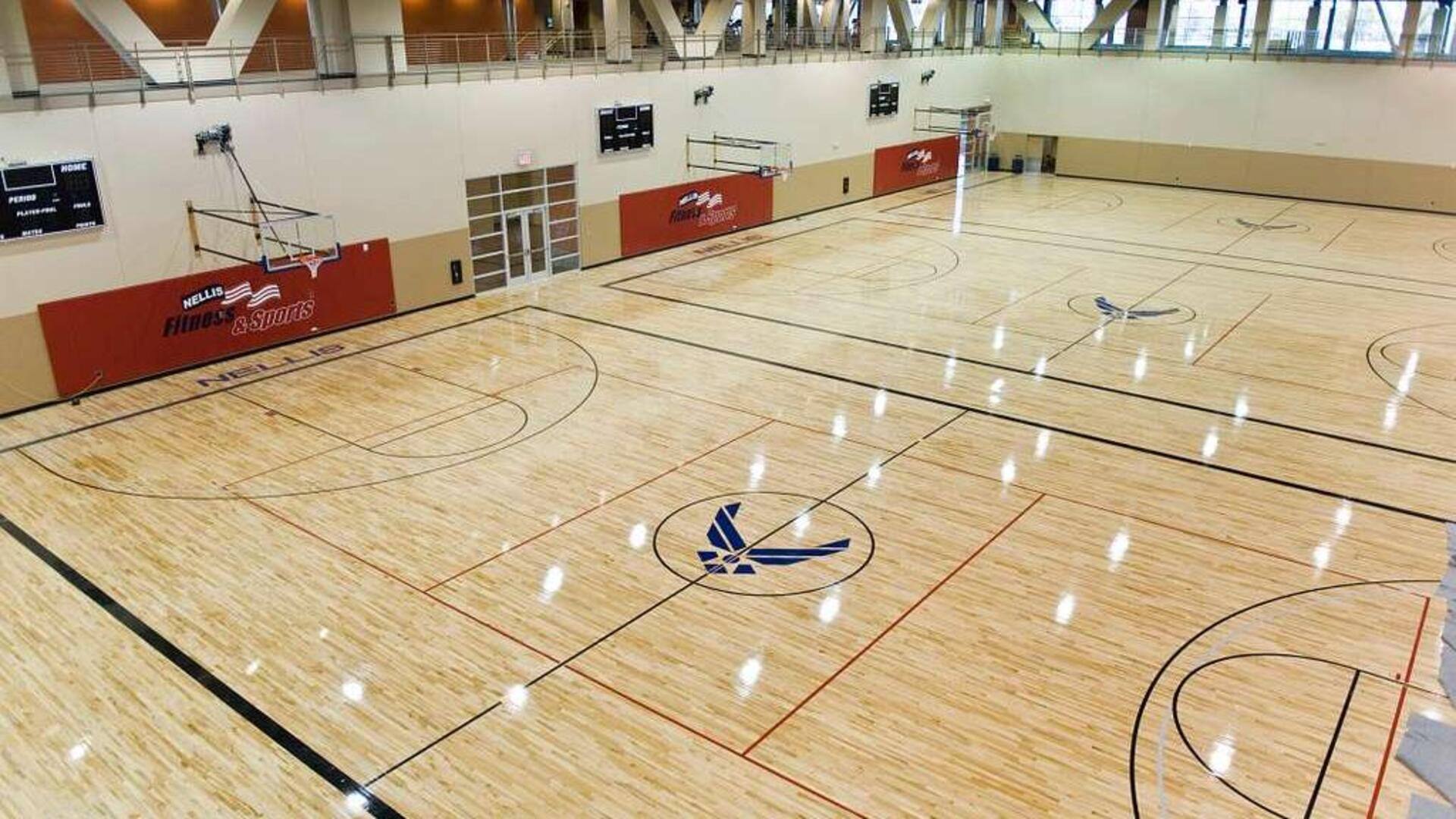 Mengapa lapangan basket memiliki tradisi lantai kayu keras?