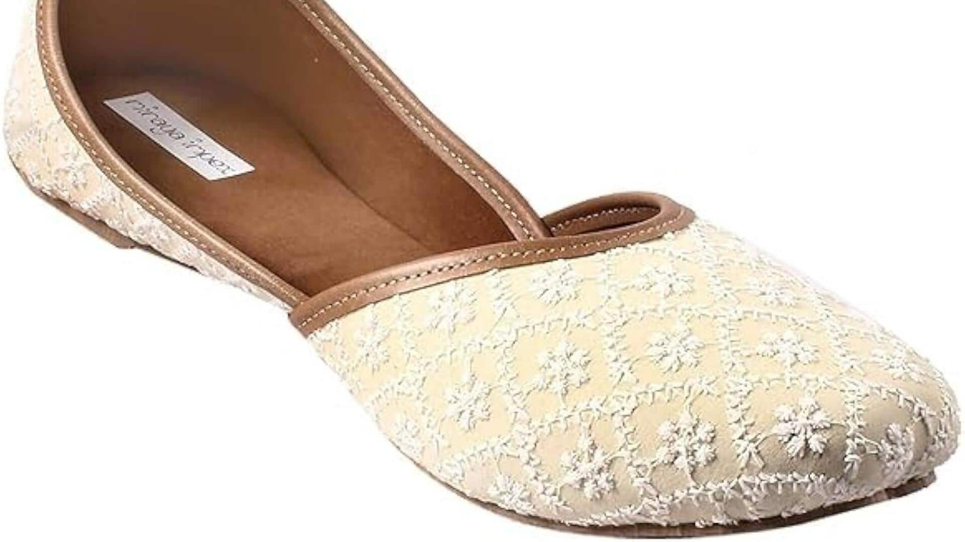 Motif Chikankari dalam mode alas kaki musim semi India