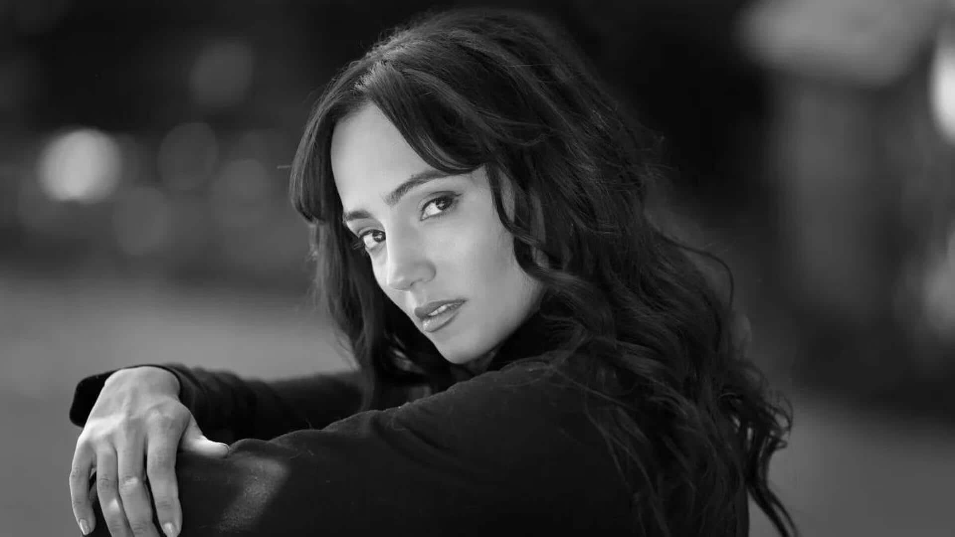 Menciptakan Potret Monokrom dengan Sinar Matahari Alami