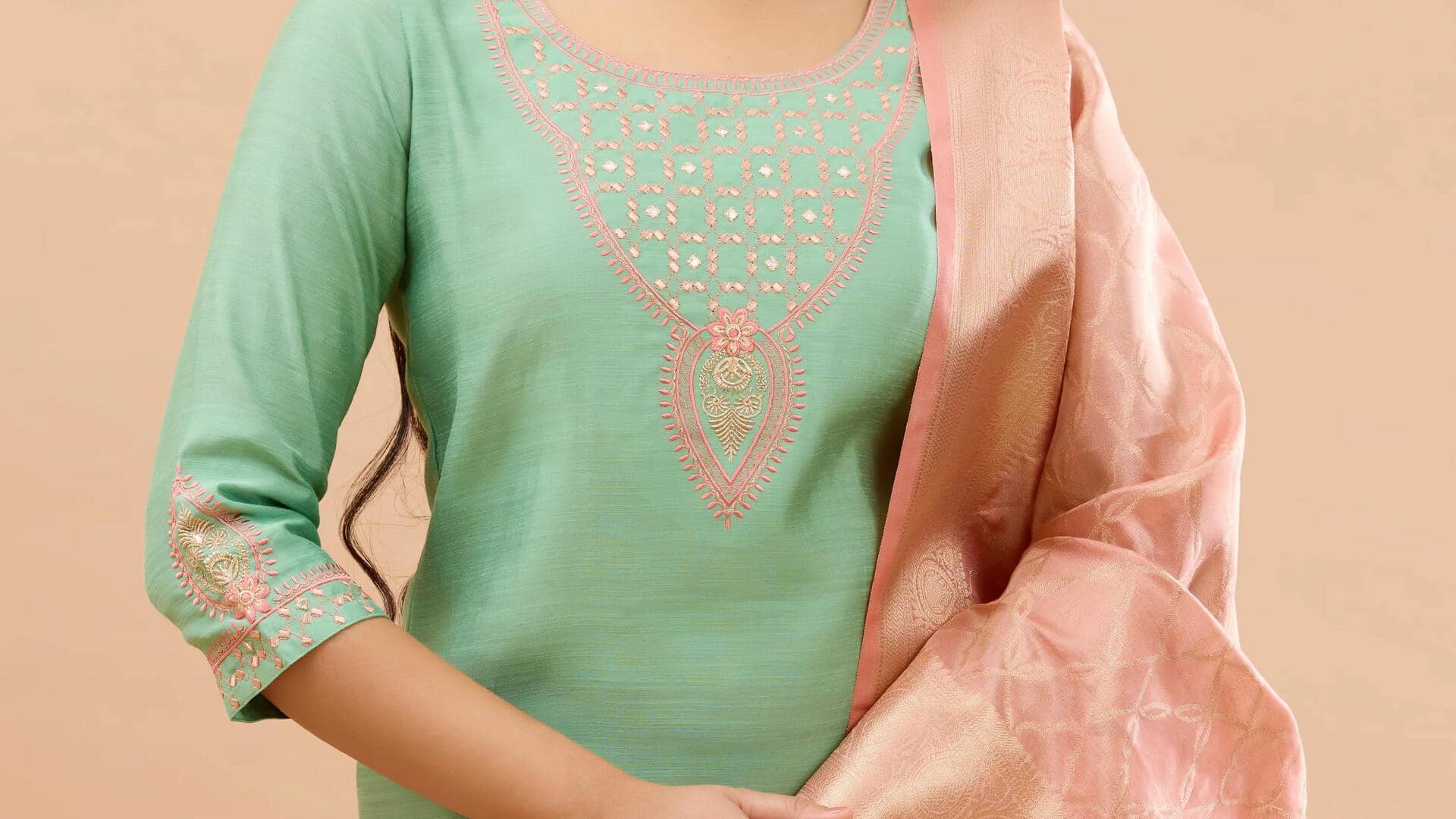 Kombinasi busana dengan peach dan mint