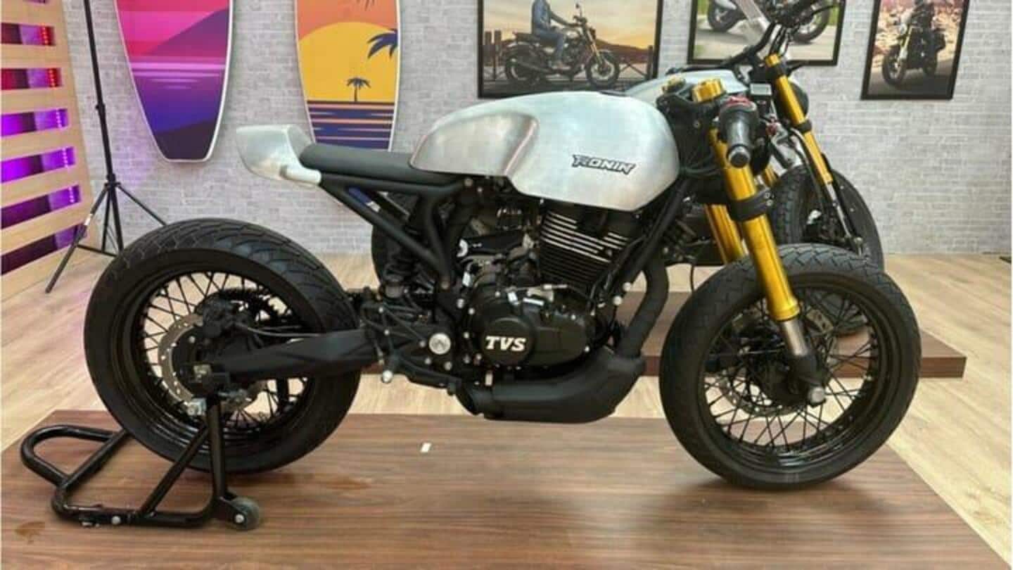 Sepeda motor Ronin yang dibuat khusus dipamerkan di TVS MotoSoul 2023 di India