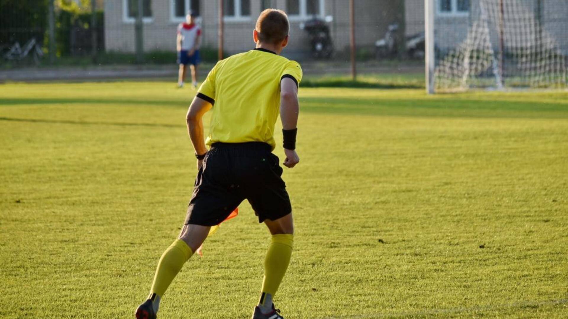 Mengapa wasit sepak bola tidak menghitung waktu tambahan secara manual?